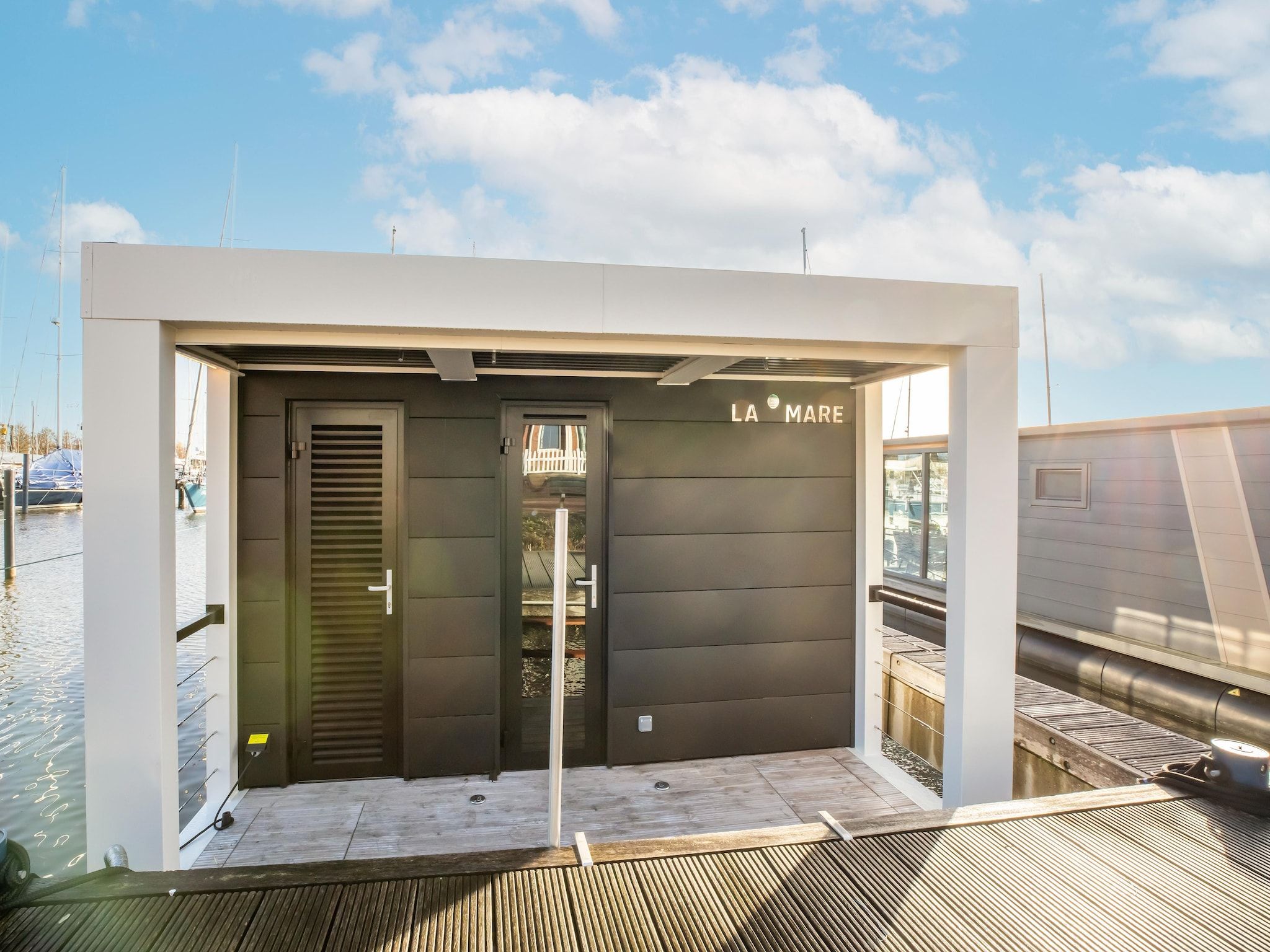 De buitenkant van Marina Sunrise in Volendam