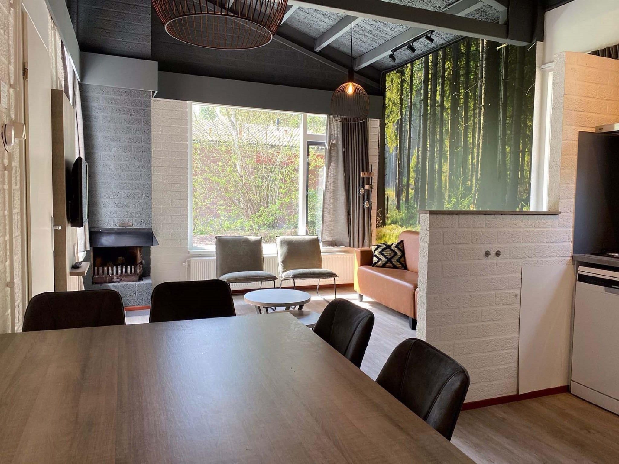 De eetkamer van Vakantiepark Weerterbergen 15 in Weert