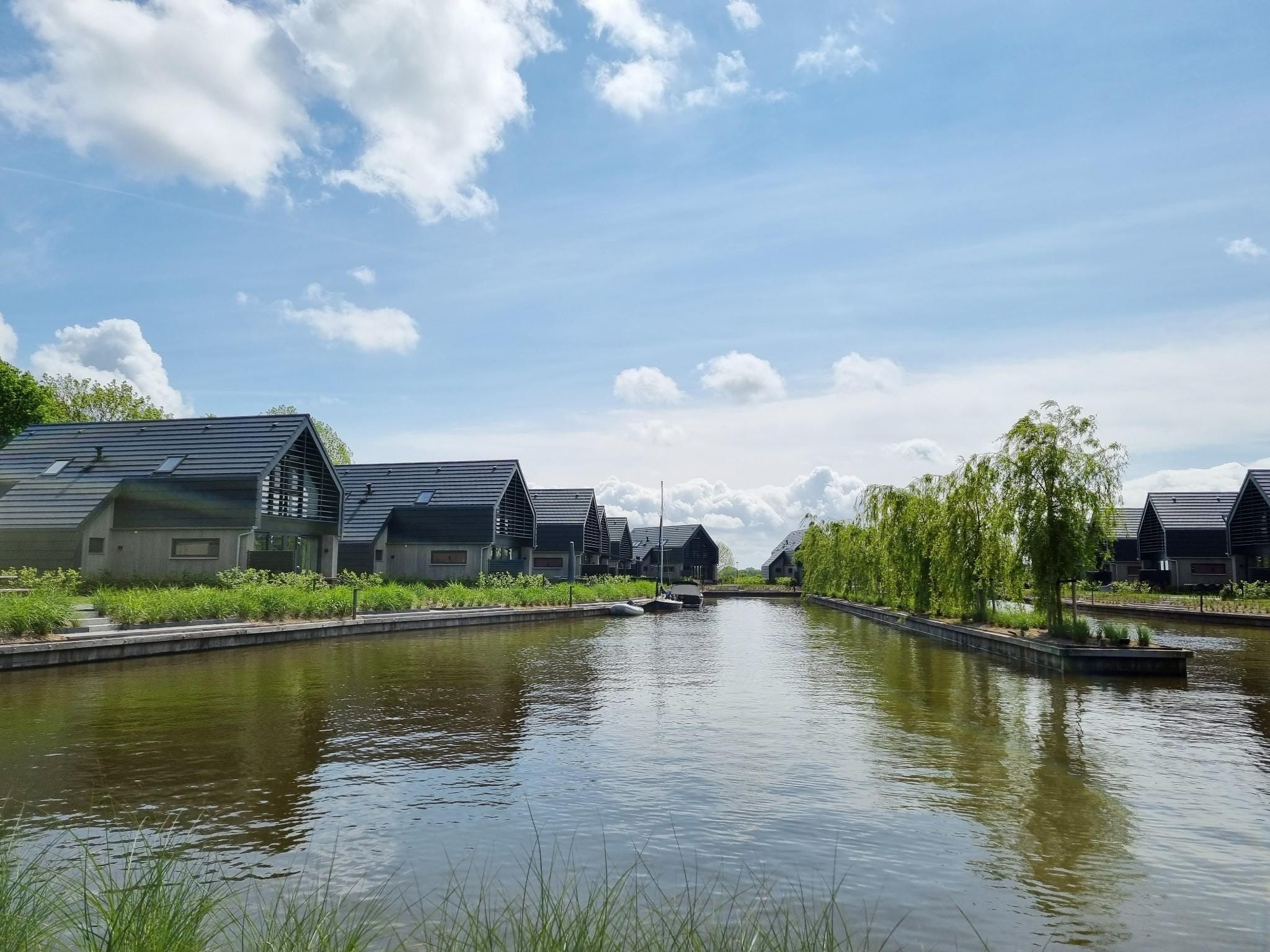 De buitenkant van Watervilla Fiiftjin in Balk