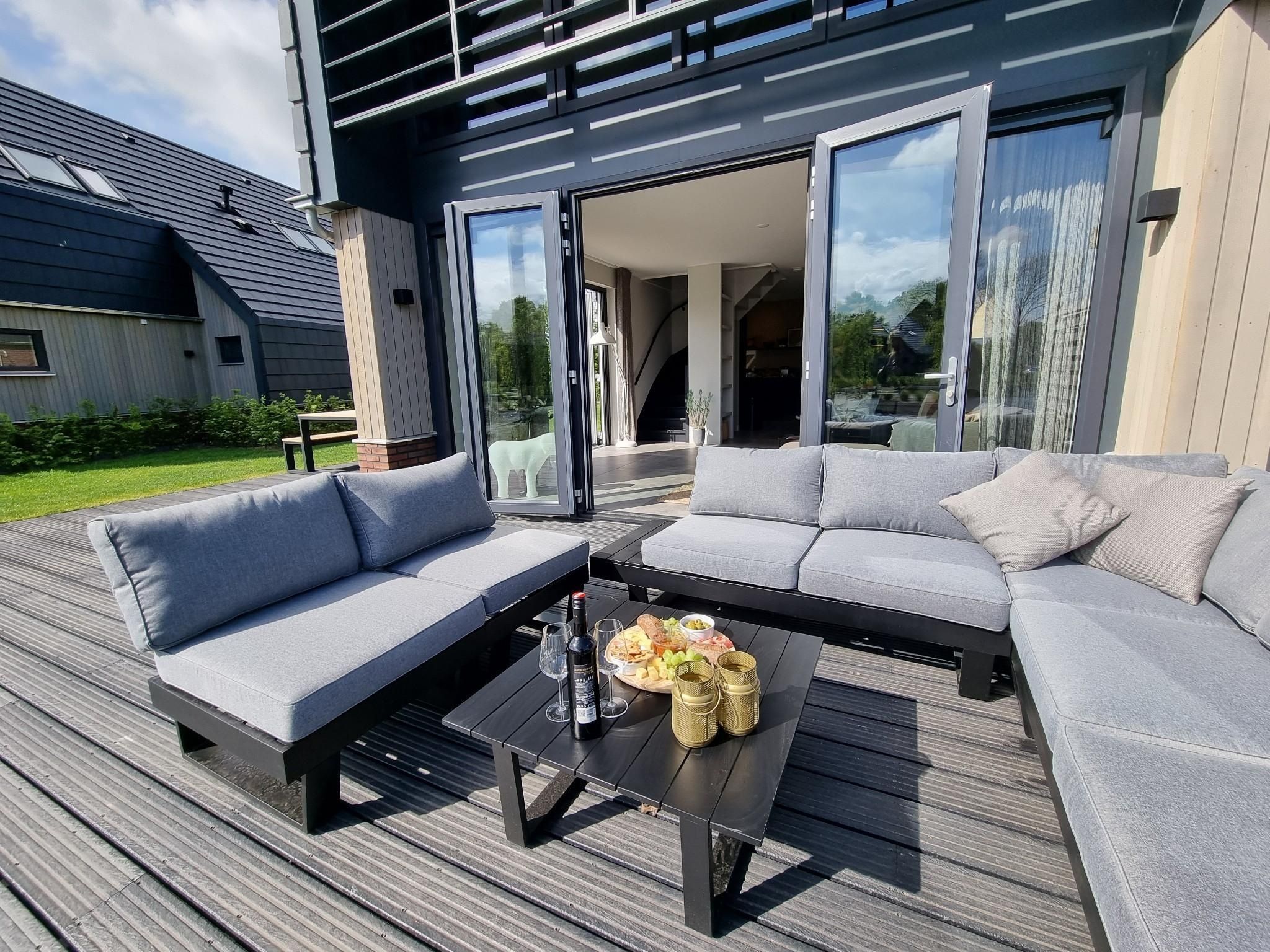 Het terras van Watervilla Fiiftjin in Balk
