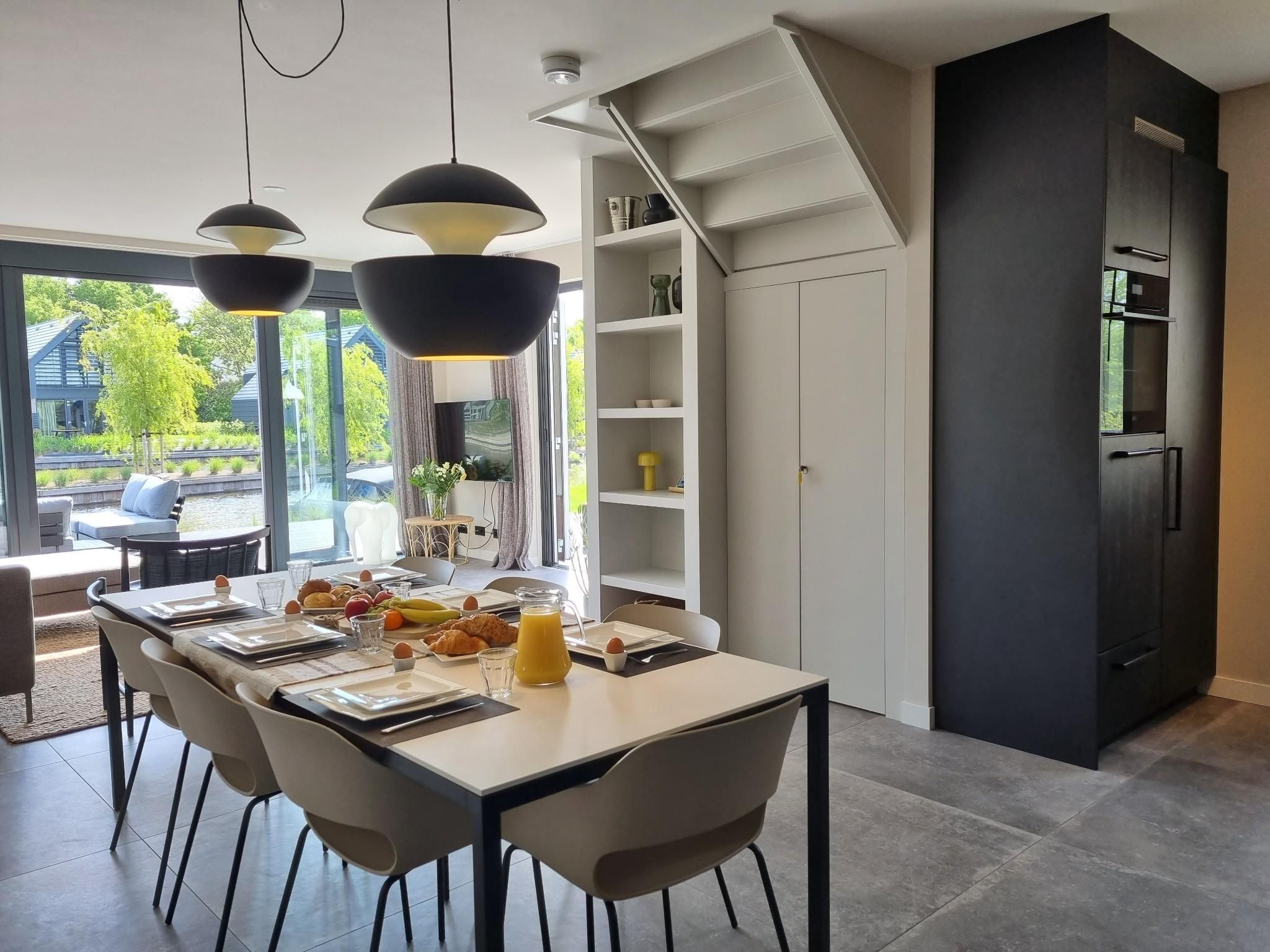 De eetkamer van Watervilla Fiiftjin in Balk