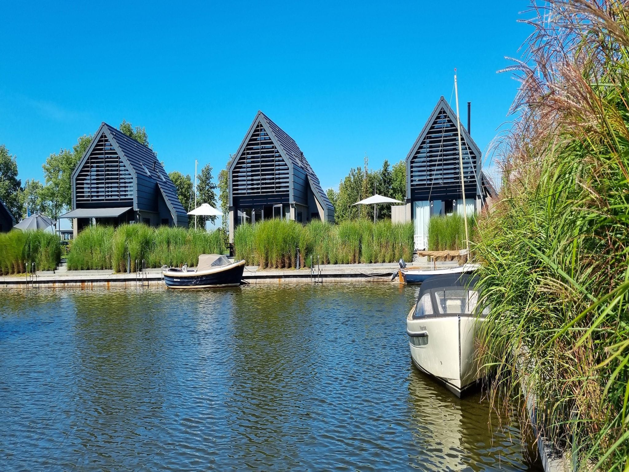 De buitenkant van Watervilla Fiiftjin in Balk