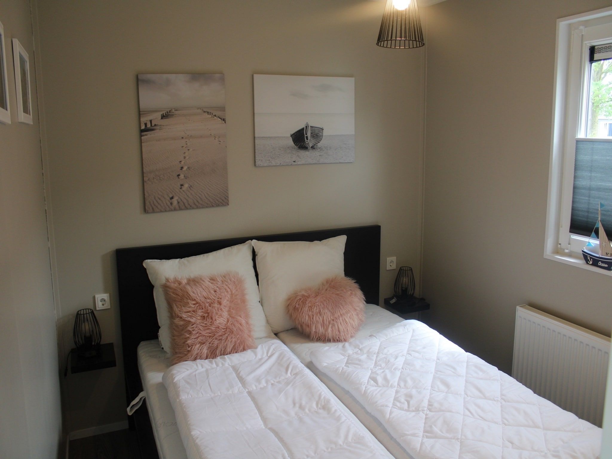 Een slaapkamer van Recreatiepark Rhederlaagse Meren 8 in Lathum