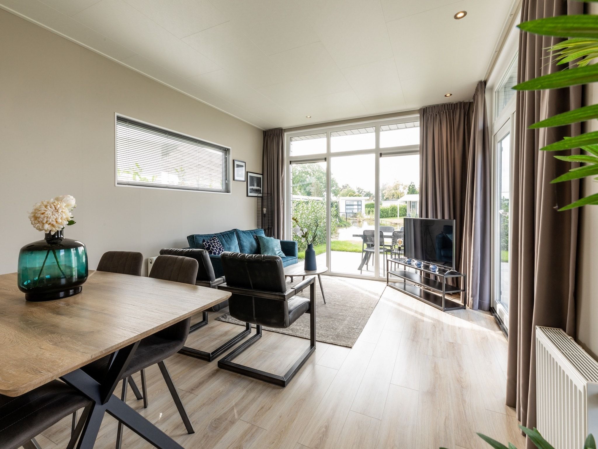 De woonkamer van Recreatiepark Rhederlaagse Meren 8 in Lathum