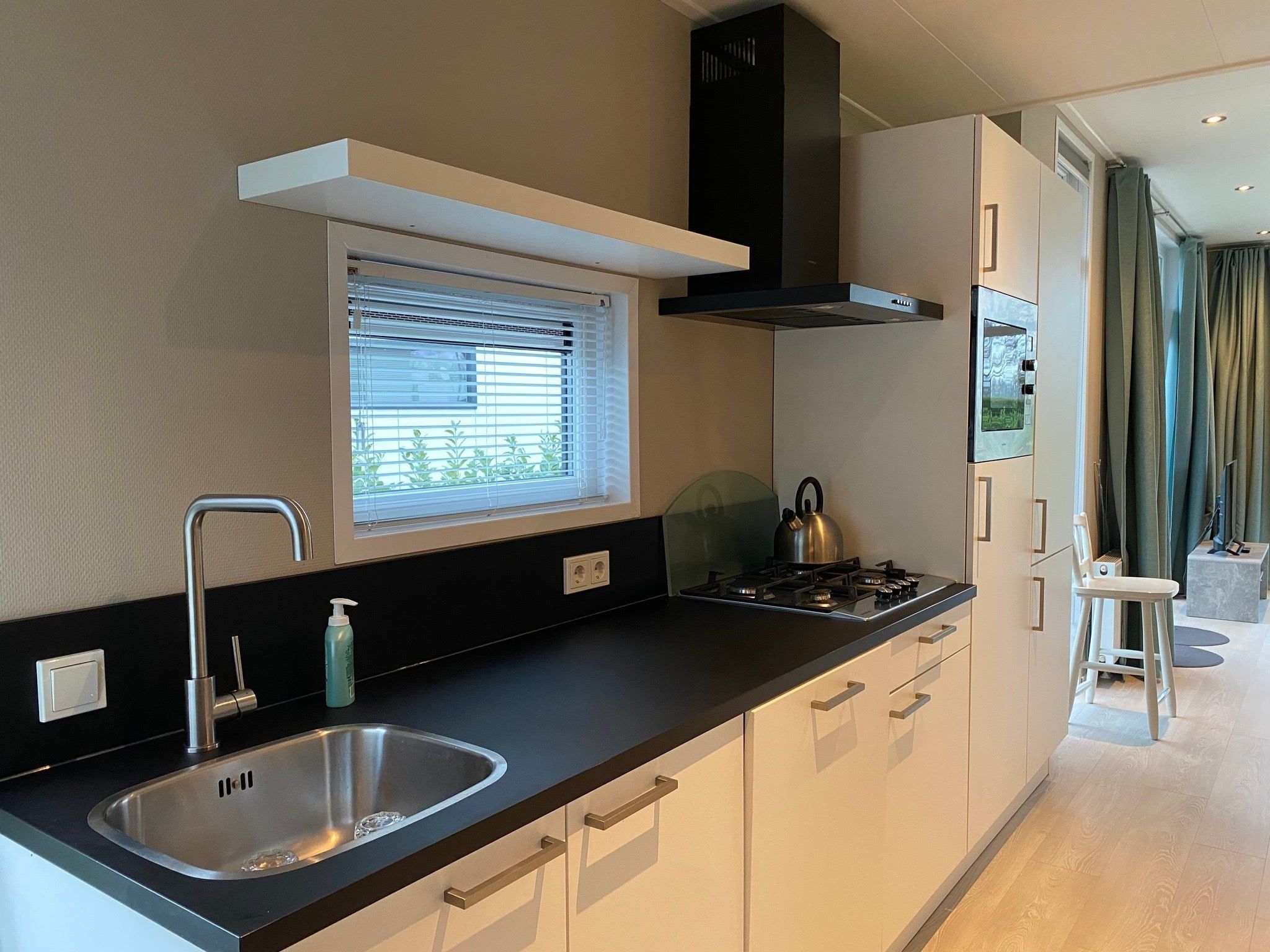 De keuken van Recreatiepark Rhederlaagse Meren 8 in Lathum