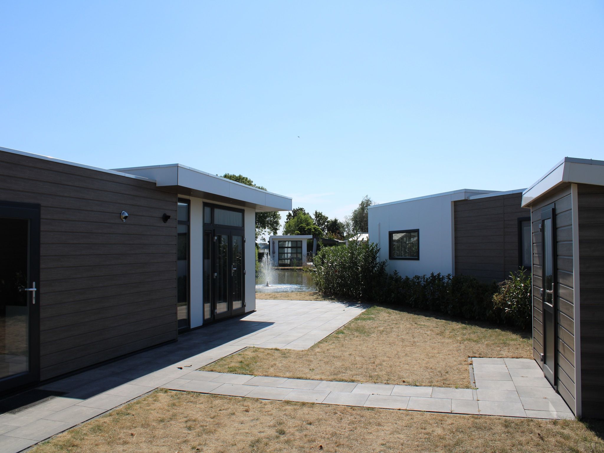 De tuin van Recreatiepark Rhederlaagse Meren 8 in Lathum