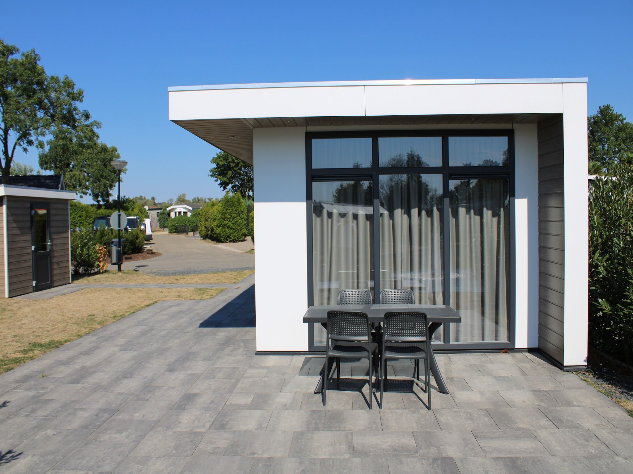 De buitenkant van Recreatiepark Rhederlaagse Meren 8 in Lathum