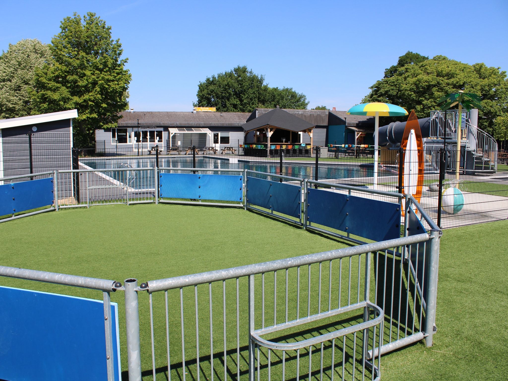 Parkfaciliteiten bij Recreatiepark Rhederlaagse Meren 13 in Lathum