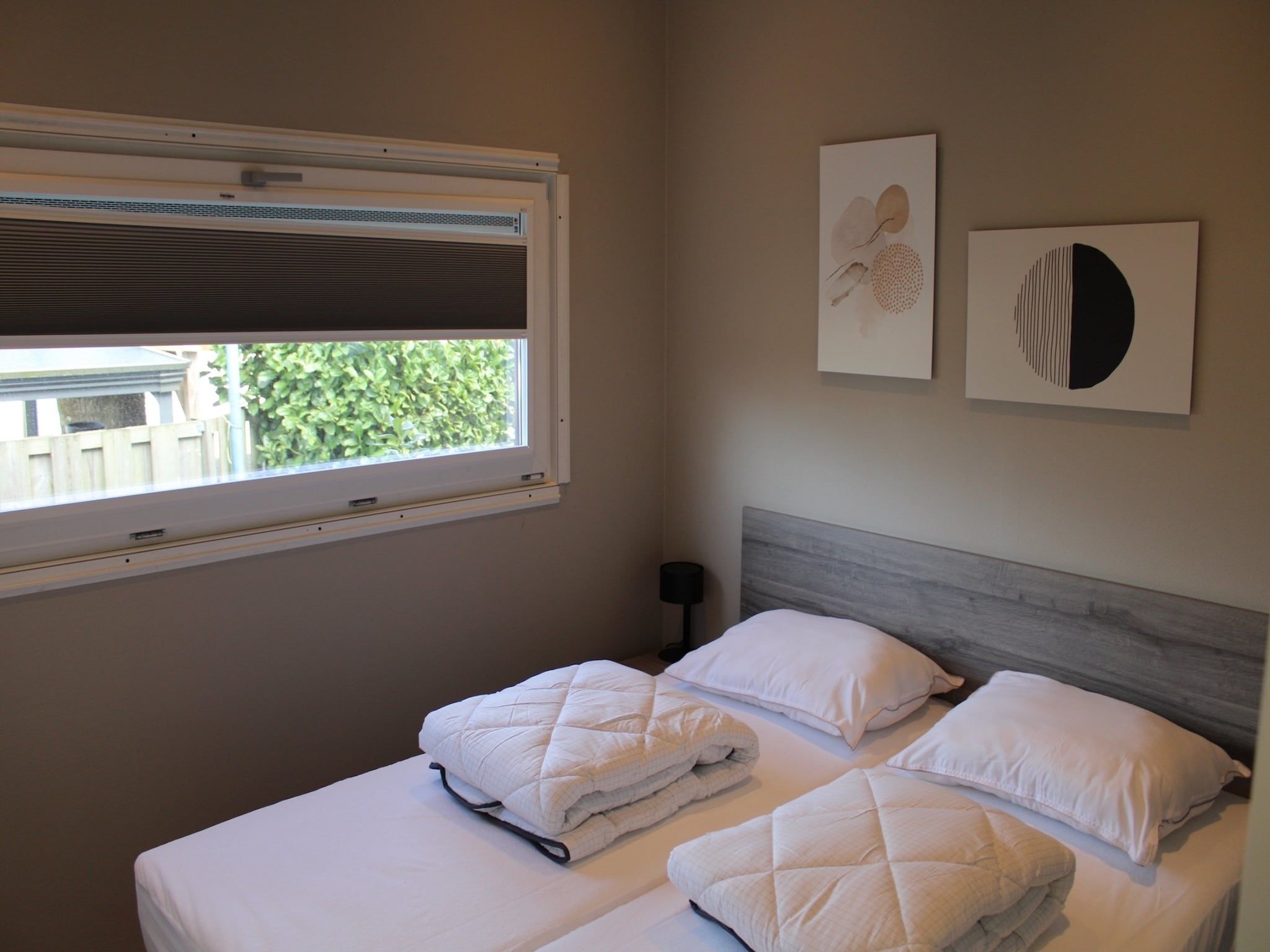 Een slaapkamer van Recreatiepark Rhederlaagse Meren 13 in Lathum