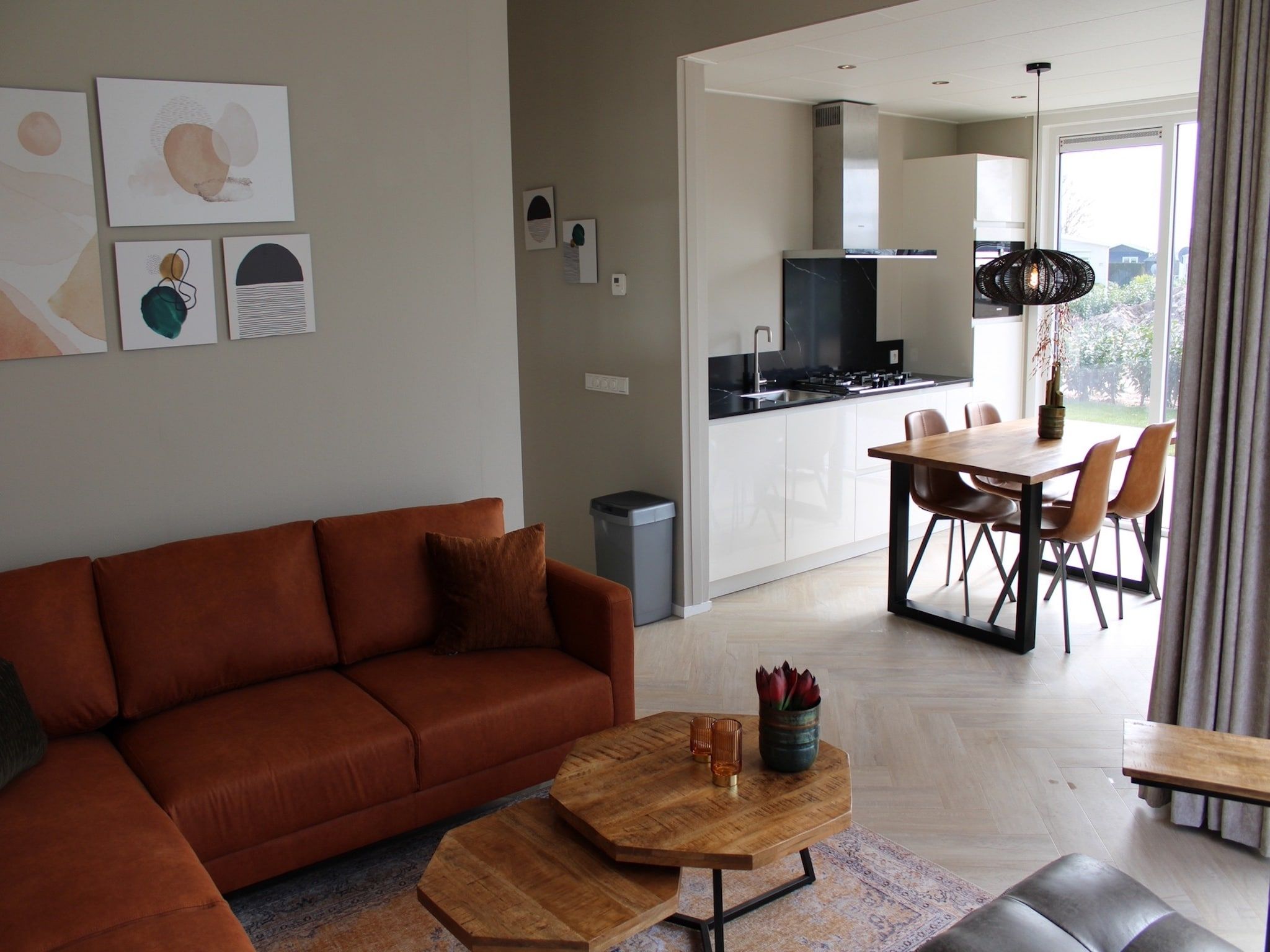 De woonkamer van Recreatiepark Rhederlaagse Meren 13 in Lathum