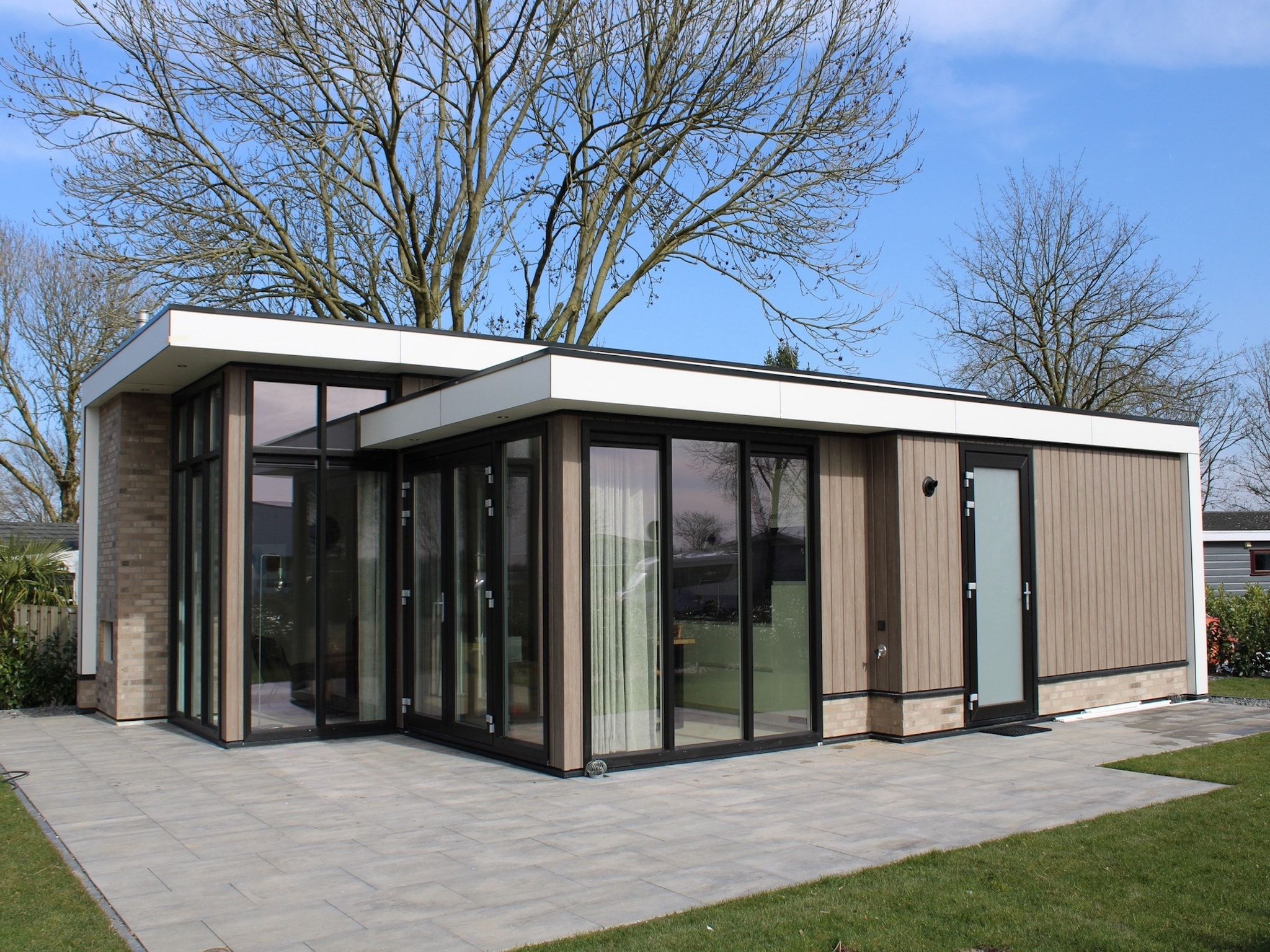 De buitenkant van Recreatiepark Rhederlaagse Meren 13 in Lathum