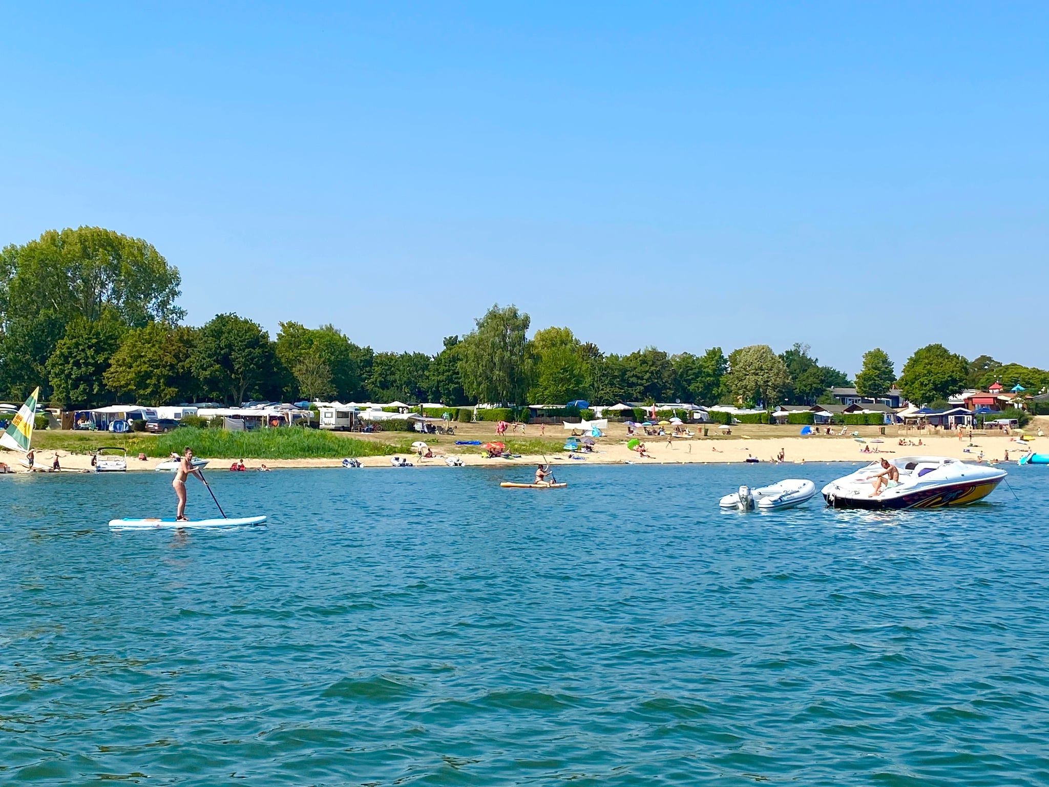 Parkfaciliteiten bij Recreatiepark Rhederlaagse Meren 14 in Lathum