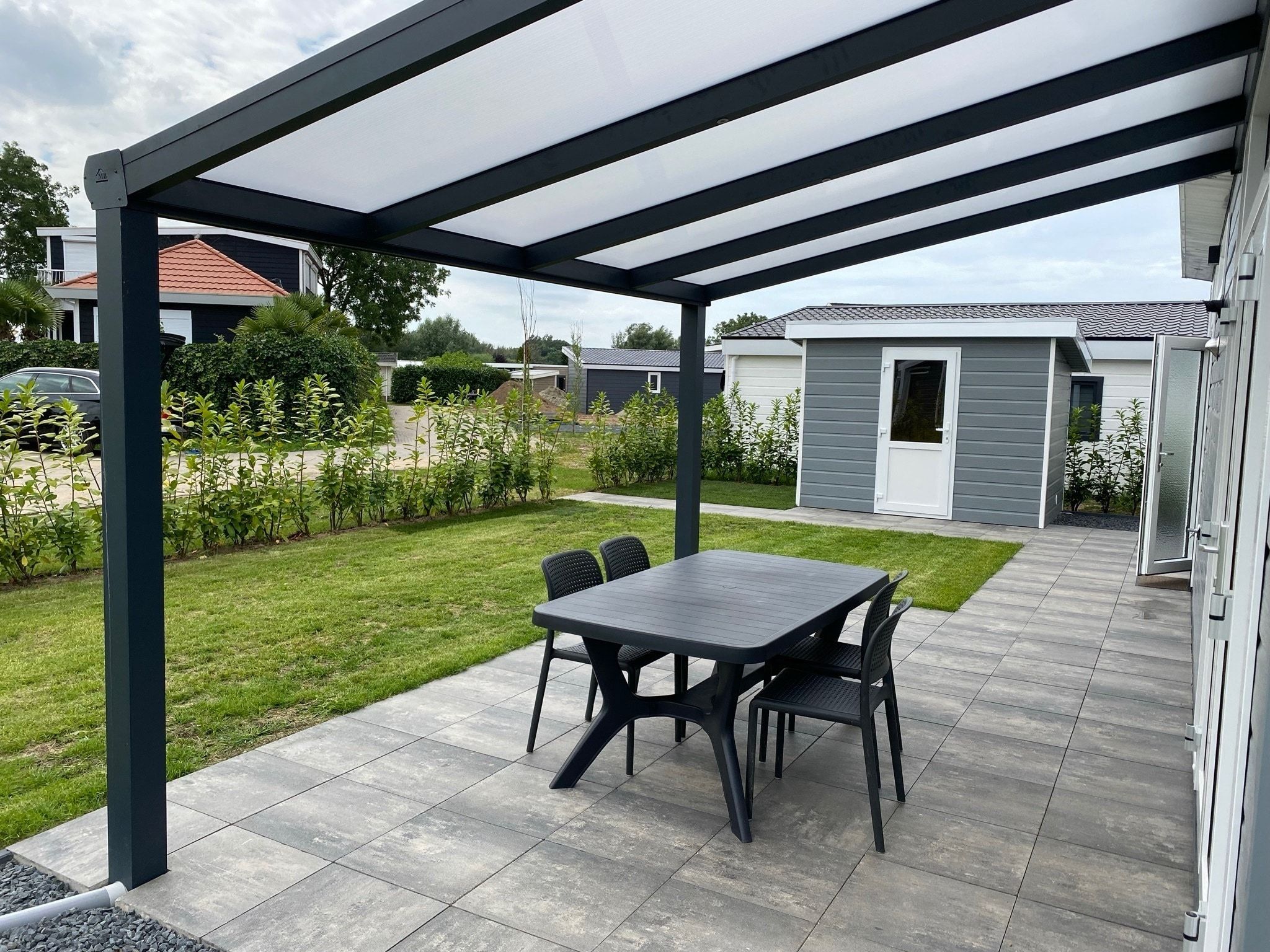 Het terras van Recreatiepark Rhederlaagse Meren 14 in Lathum