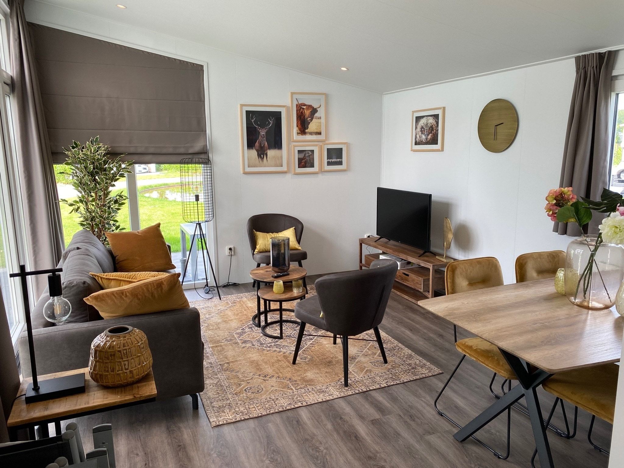 De woonkamer van Recreatiepark Rhederlaagse Meren 14 in Lathum