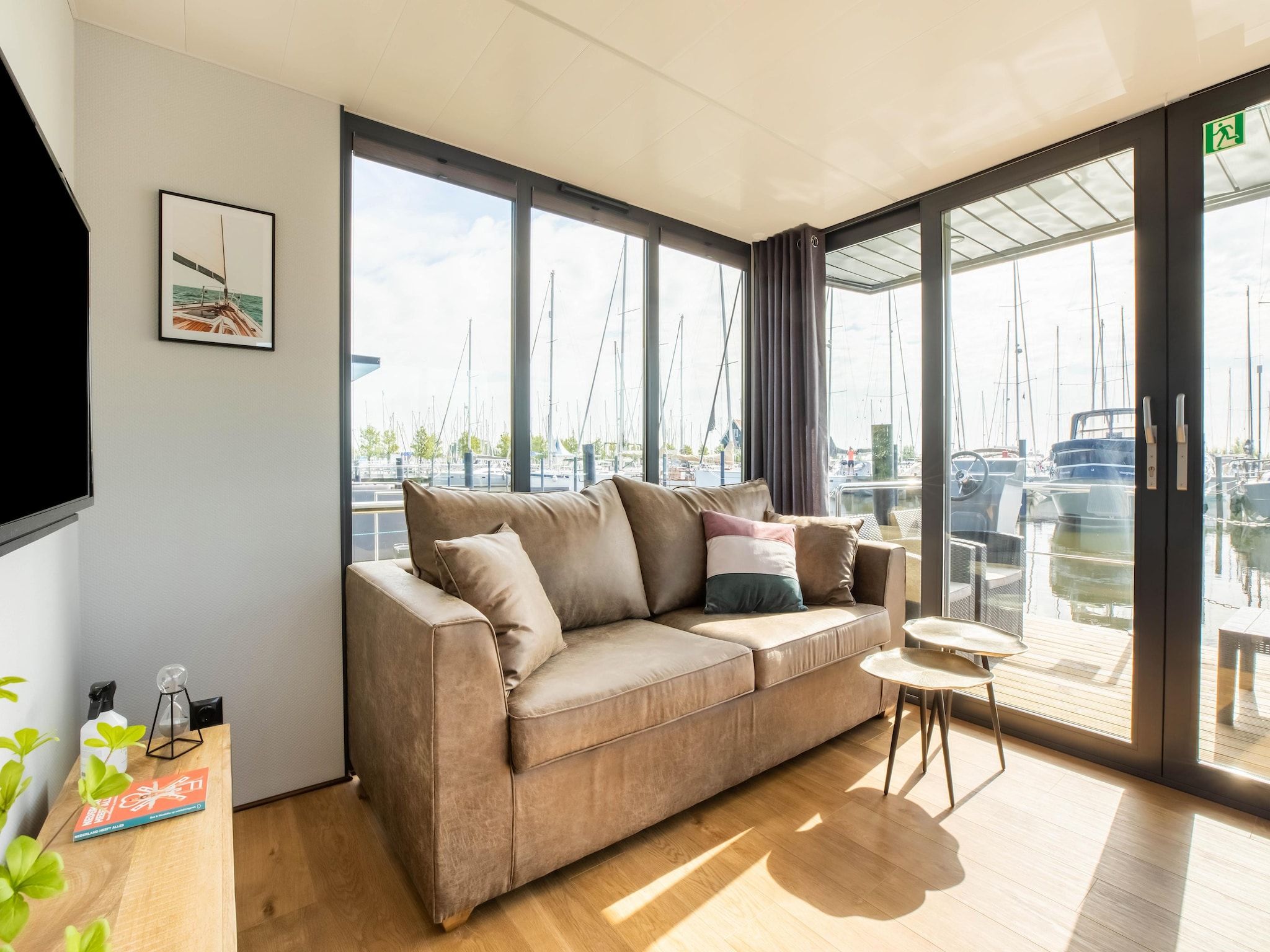 De woonkamer van Wave in Volendam
