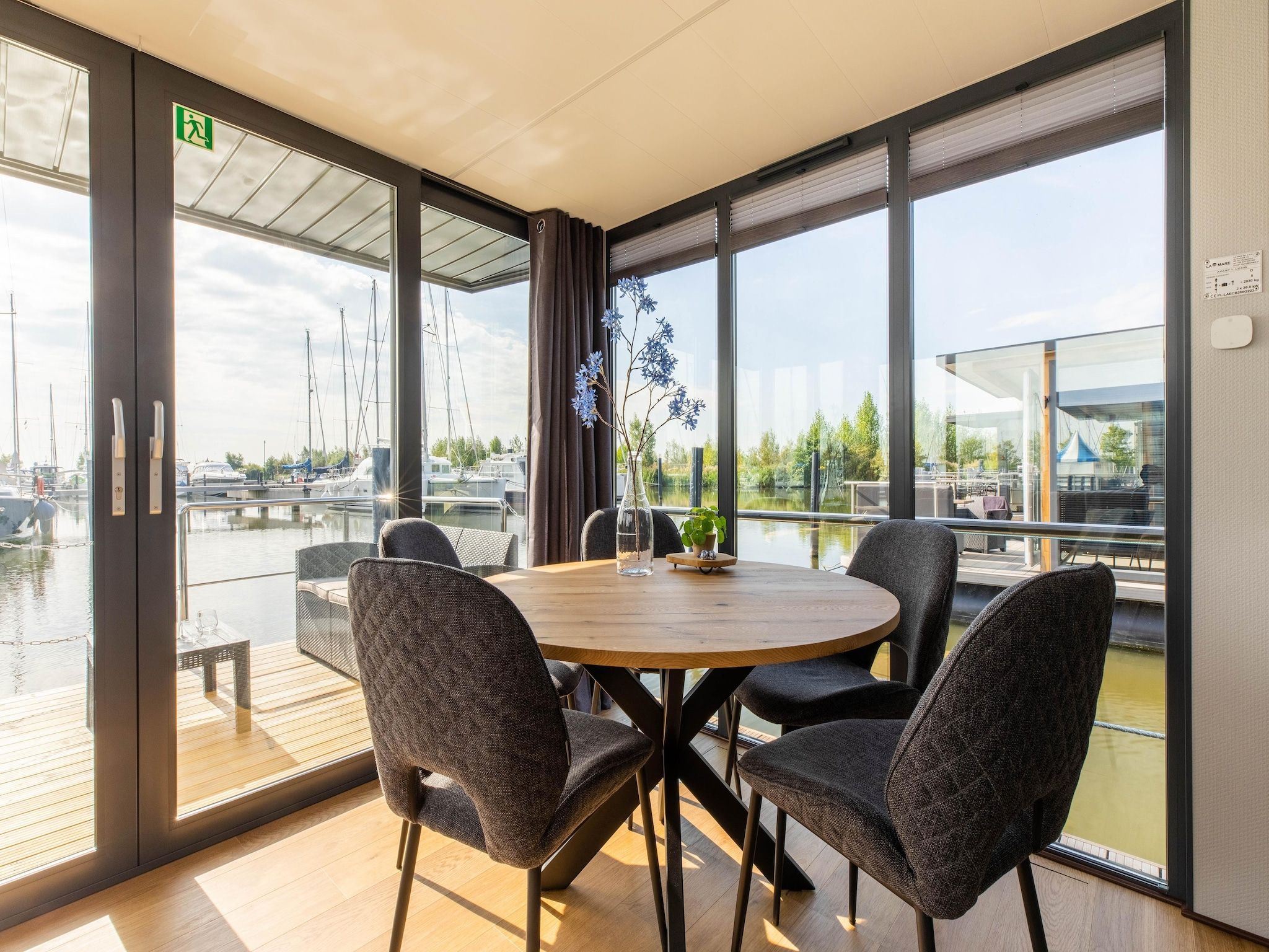 De eetkamer van Wave in Volendam