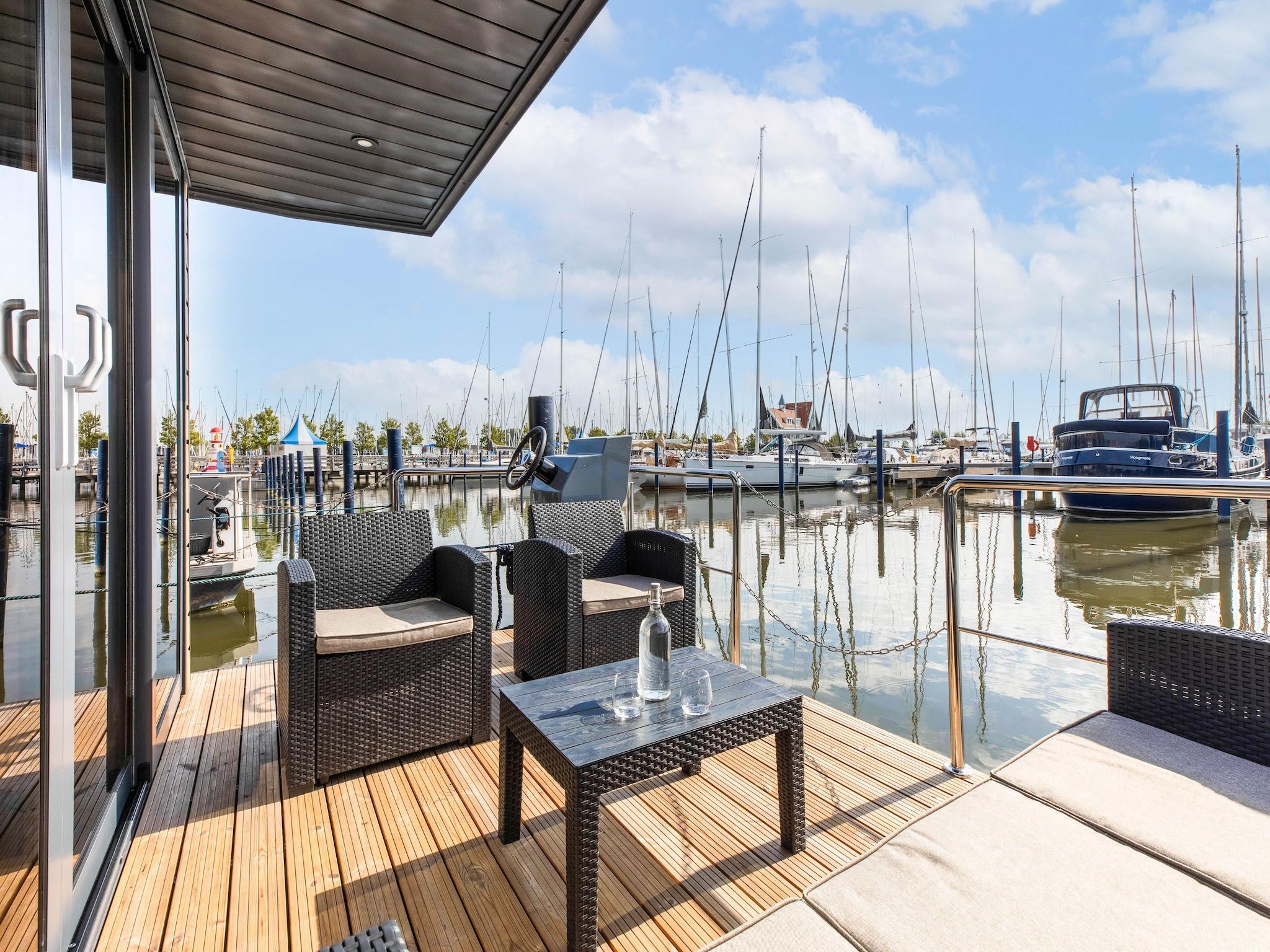 Het terras van Wave in Volendam