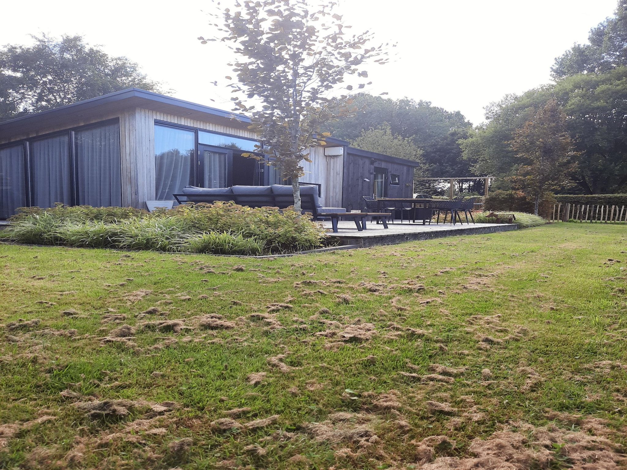 De tuin van Chalet Vrijzicht in Haulerwijk
