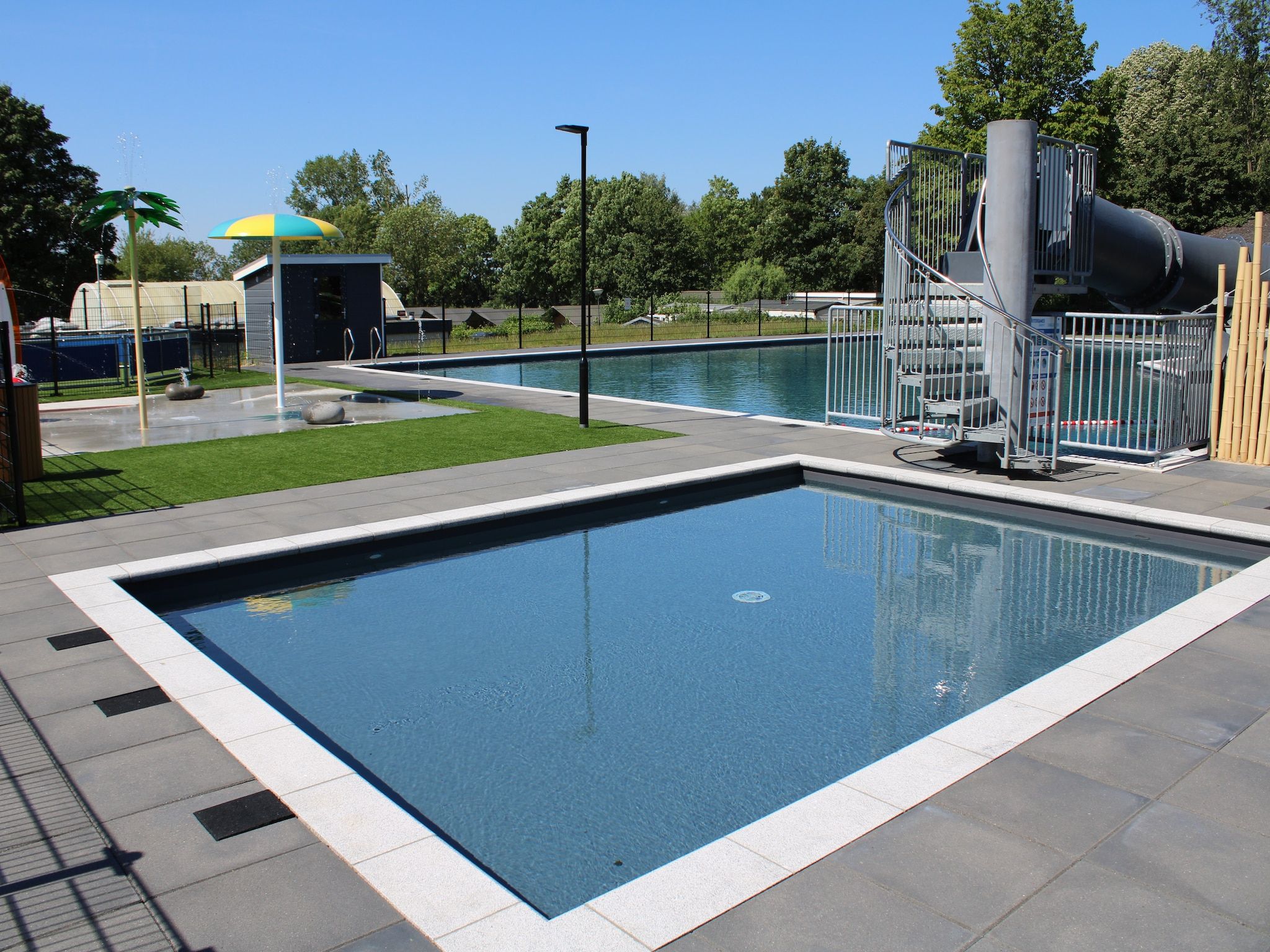 Parkfaciliteiten bij Recreatiepark Rhederlaagse Meren 3 in Lathum
