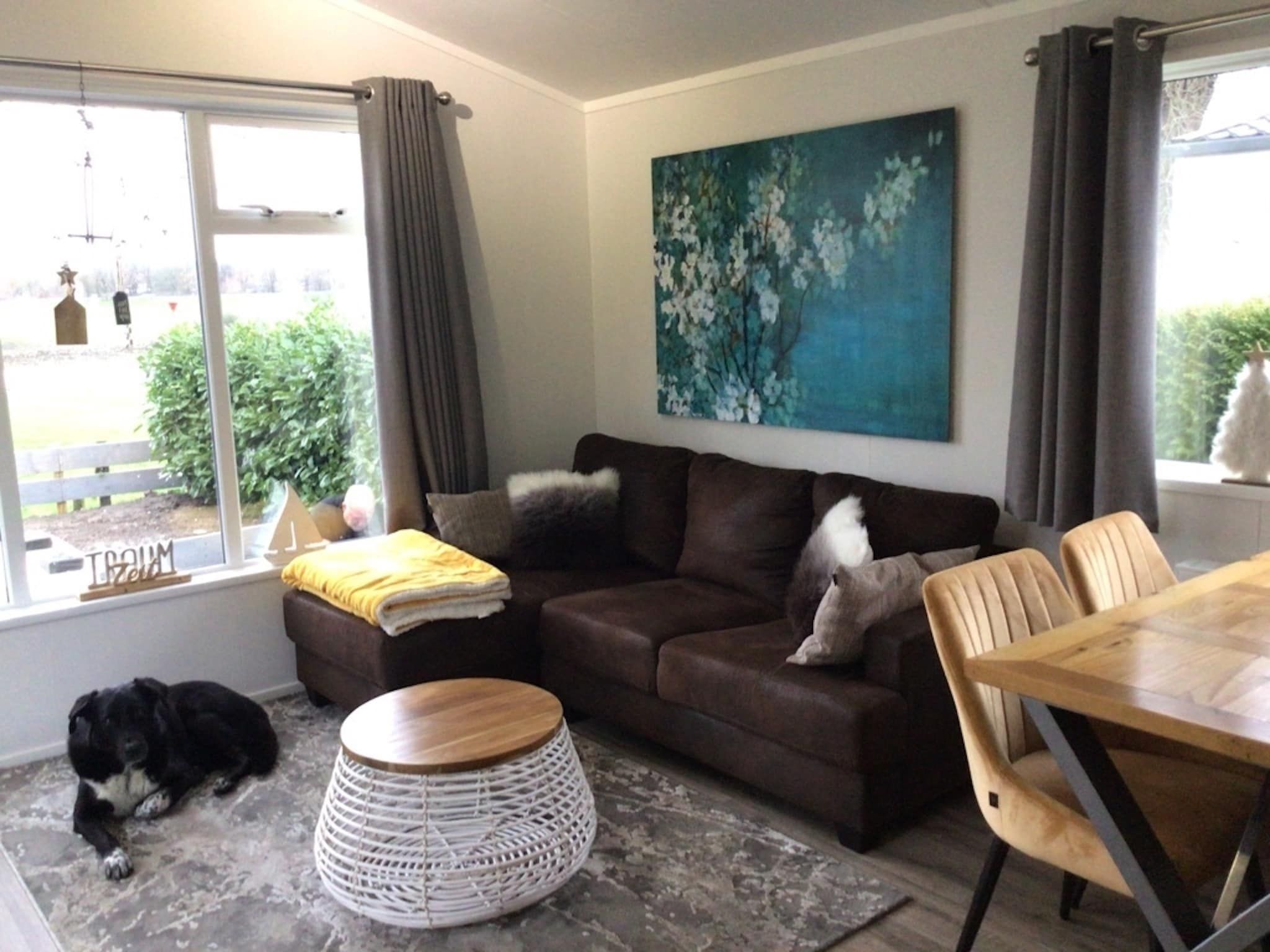 De woonkamer van Recreatiepark Rhederlaagse Meren 4 in Lathum