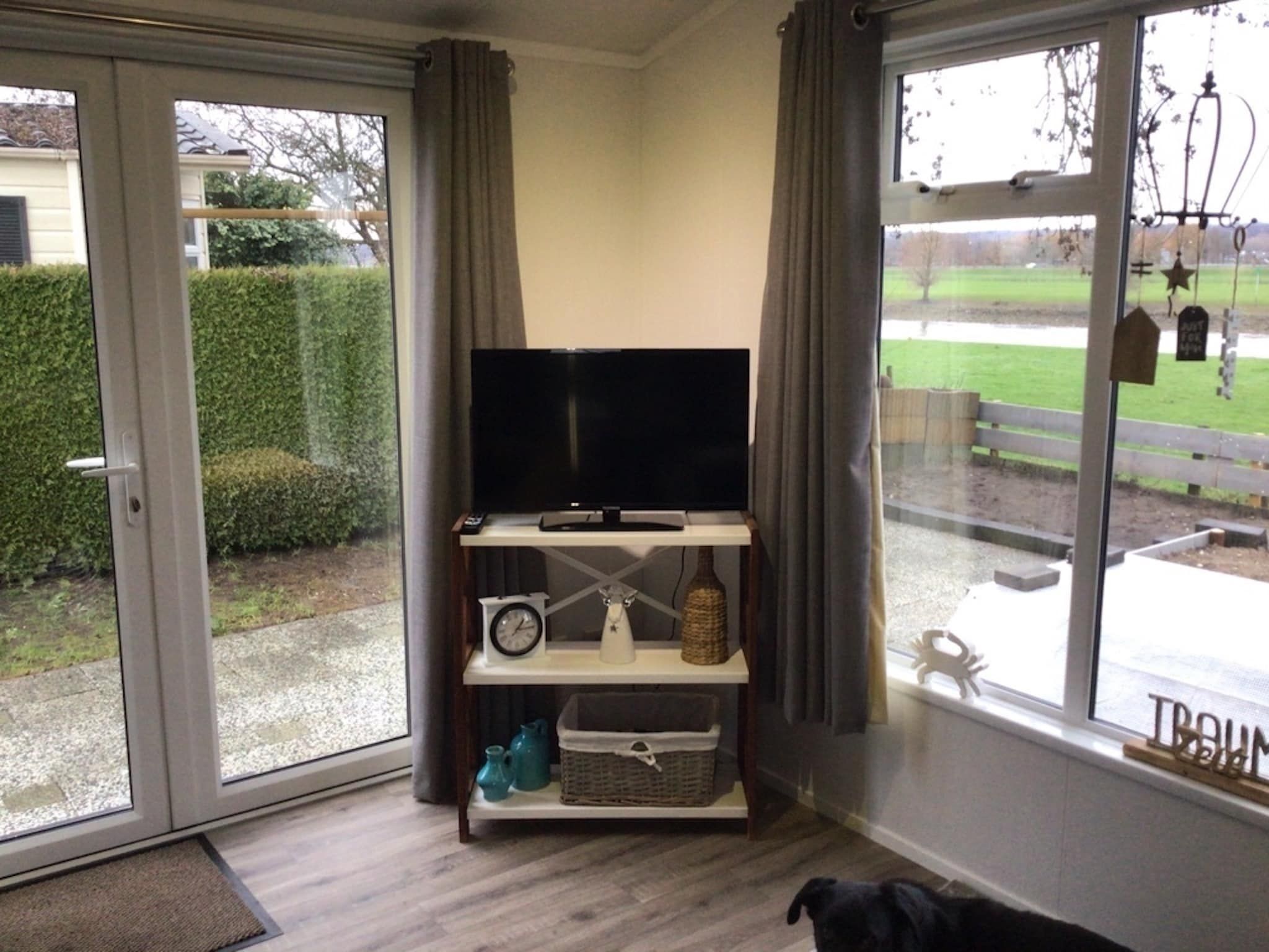 De woonkamer van Recreatiepark Rhederlaagse Meren 4 in Lathum