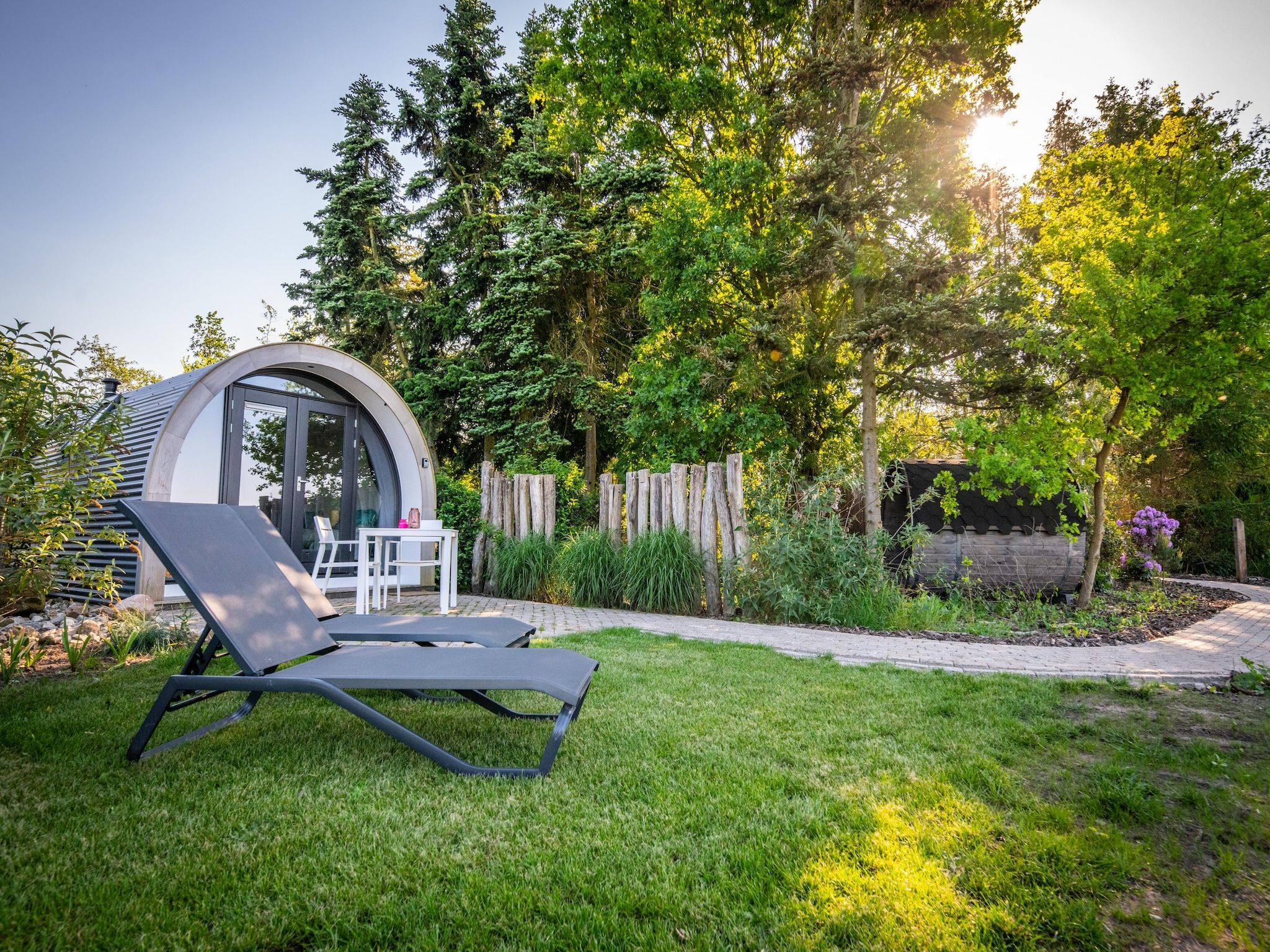 De tuin van Wellness lodge Wulp 2p in Drenthe