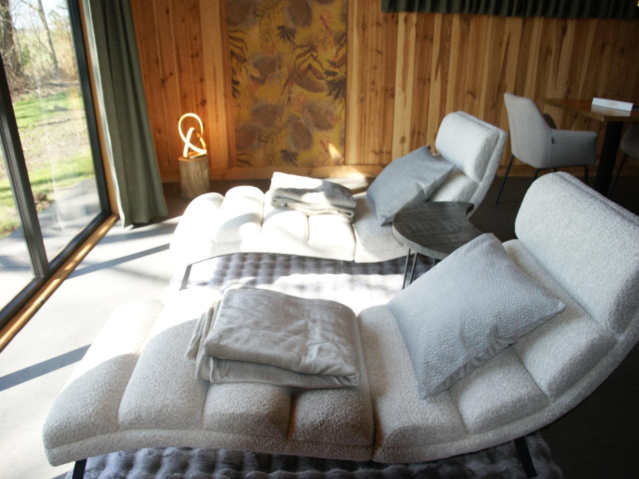 De woonkamer van Wellnesslodge Kievit 2p in Dalerveen