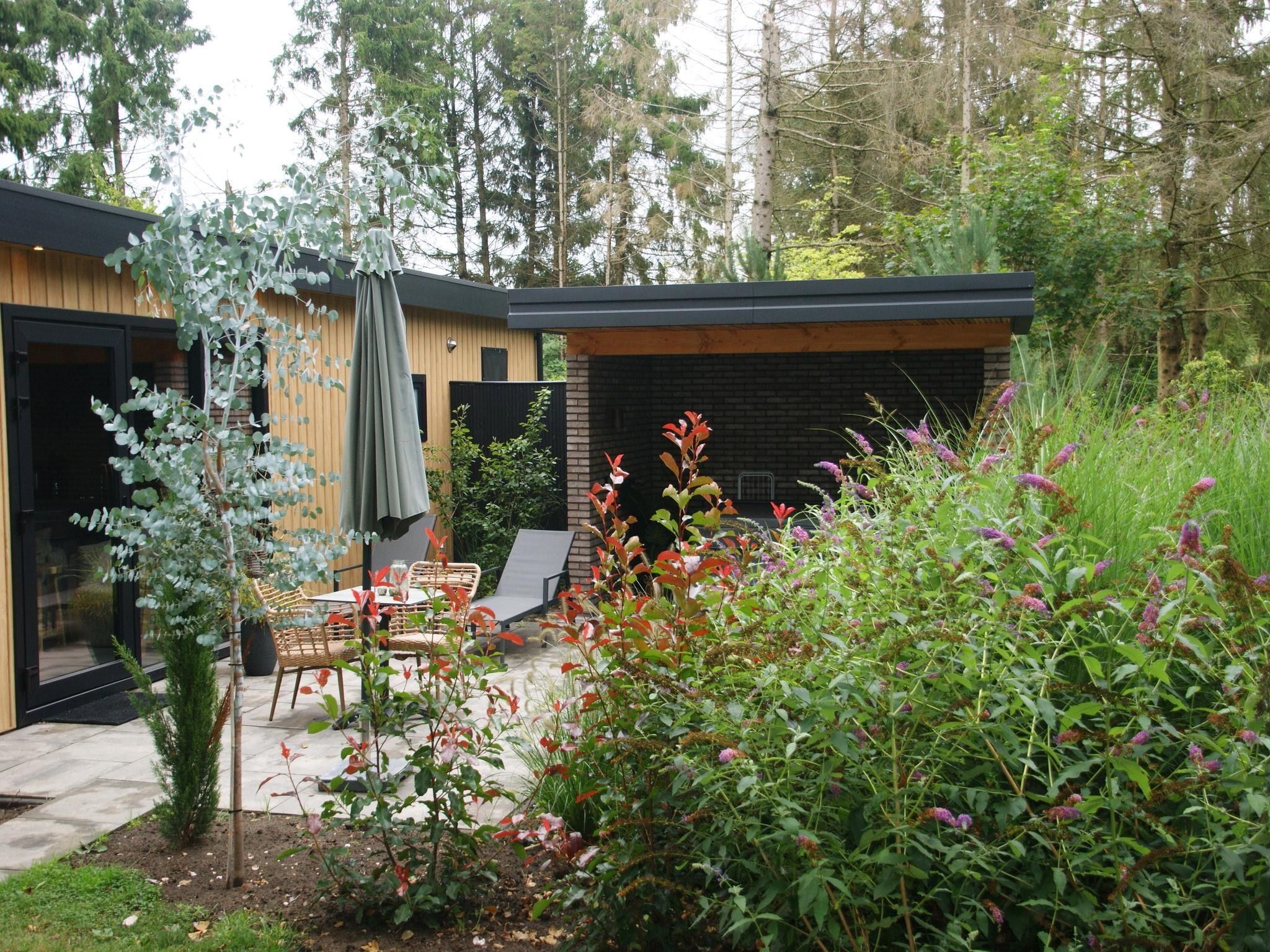 De tuin van Wellnesslodge Kievit 2p in Dalerveen