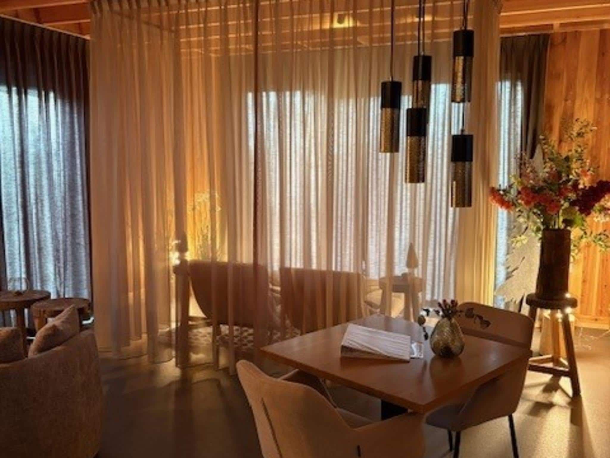De woonkamer van Wellnesslodge Kievit 2p in Dalerveen