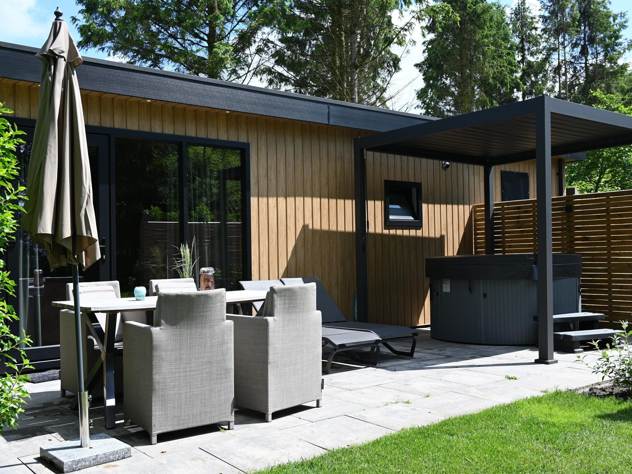 Het terras van Wellnesslodge Scholekster 4p in Dalerveen