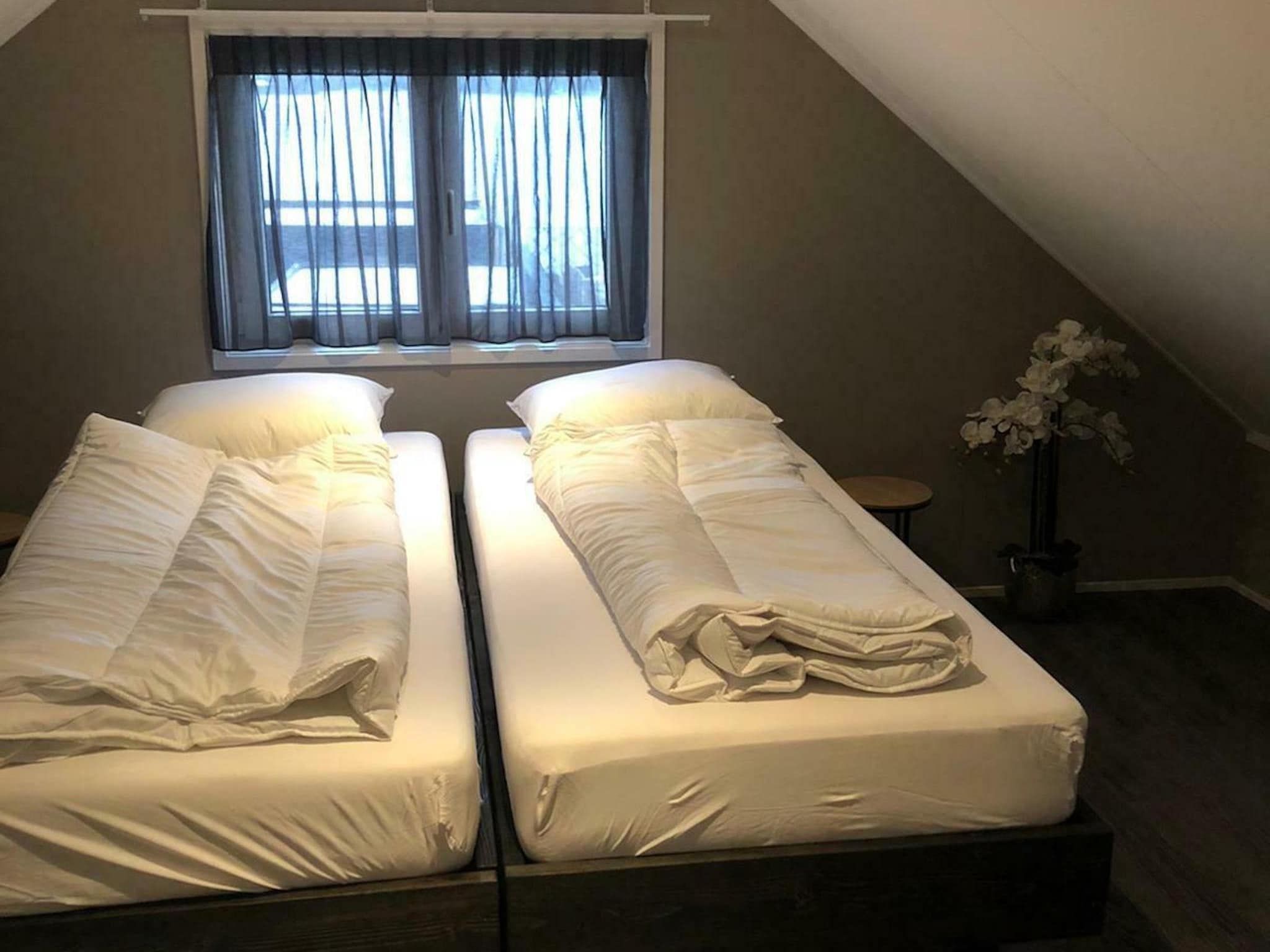 Een slaapkamer van Recreatiepark Rhederlaagse Meren 7 in Lathum