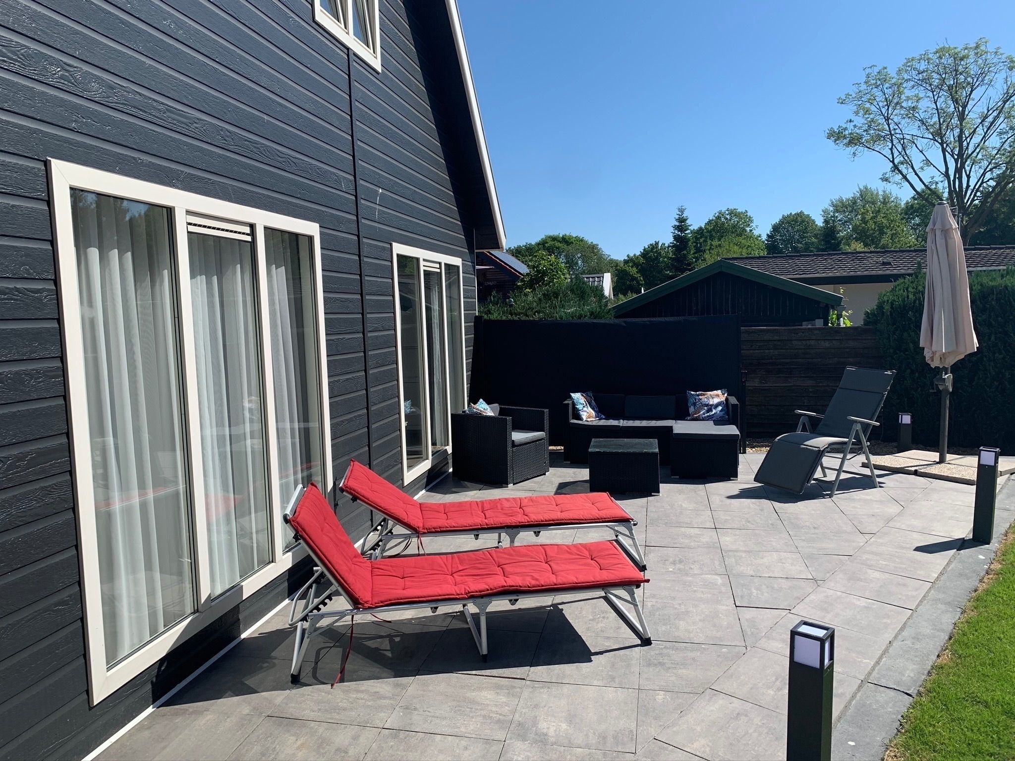 Het terras van Recreatiepark Rhederlaagse Meren 7 in Lathum