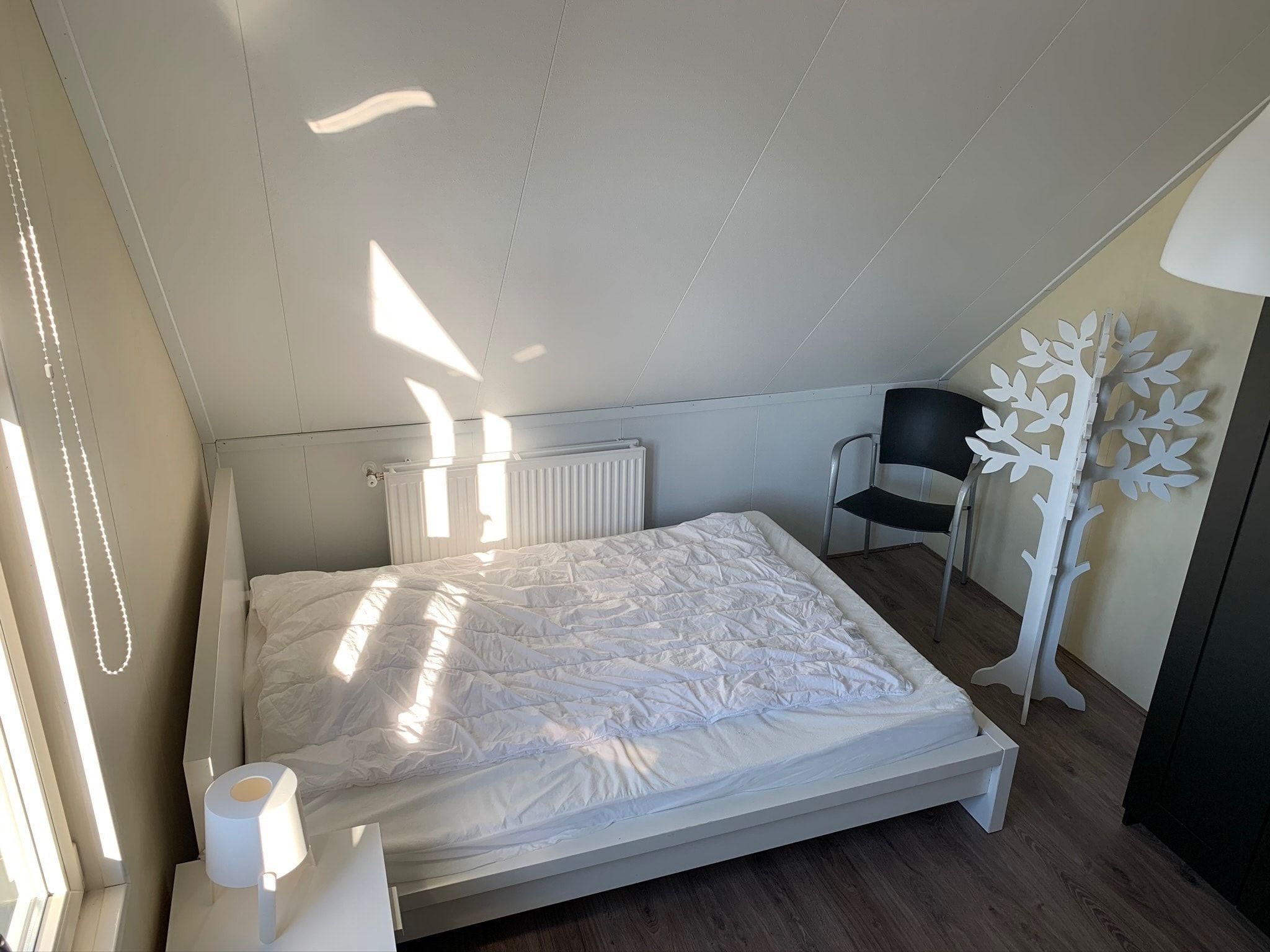 Een slaapkamer van Recreatiepark Rhederlaagse Meren 7 in Lathum