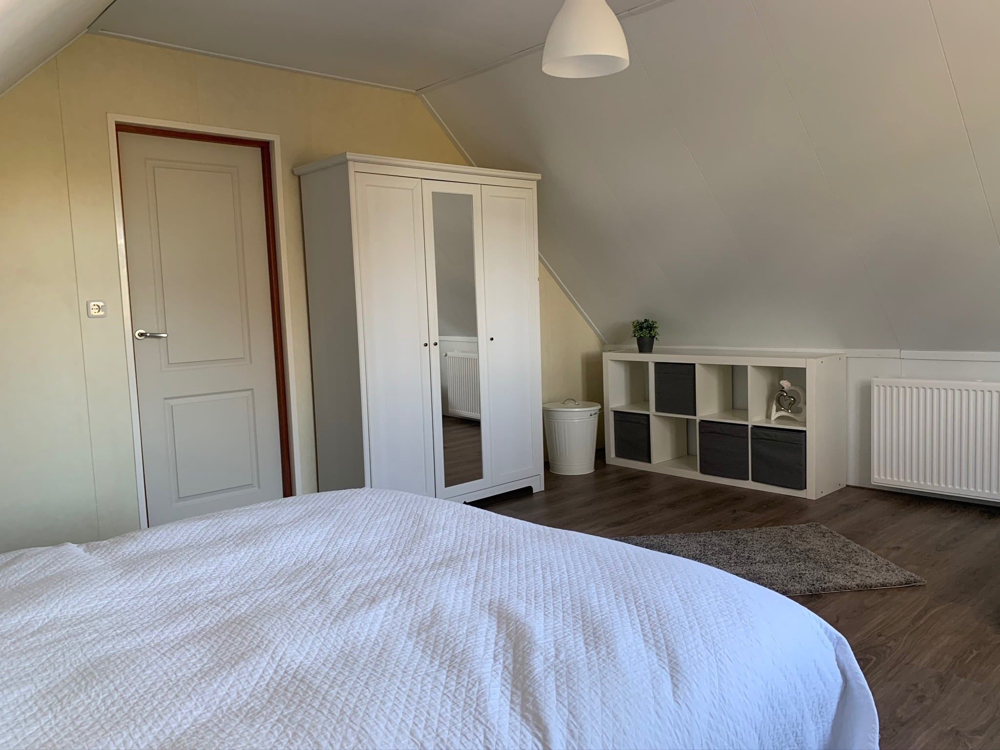 Een slaapkamer van Recreatiepark Rhederlaagse Meren 7 in Lathum