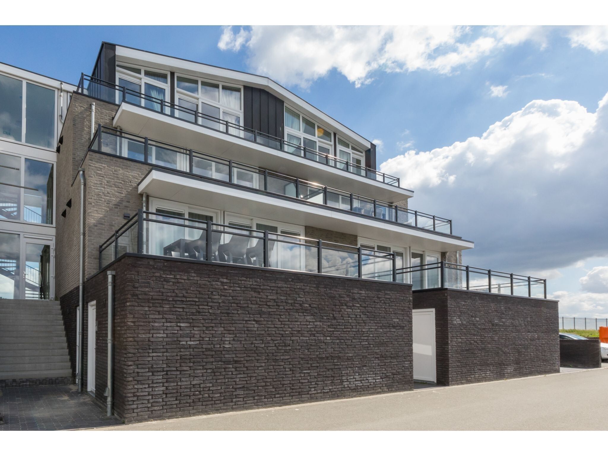 De buitenkant van Havenweg 8-18 in St. Annaland