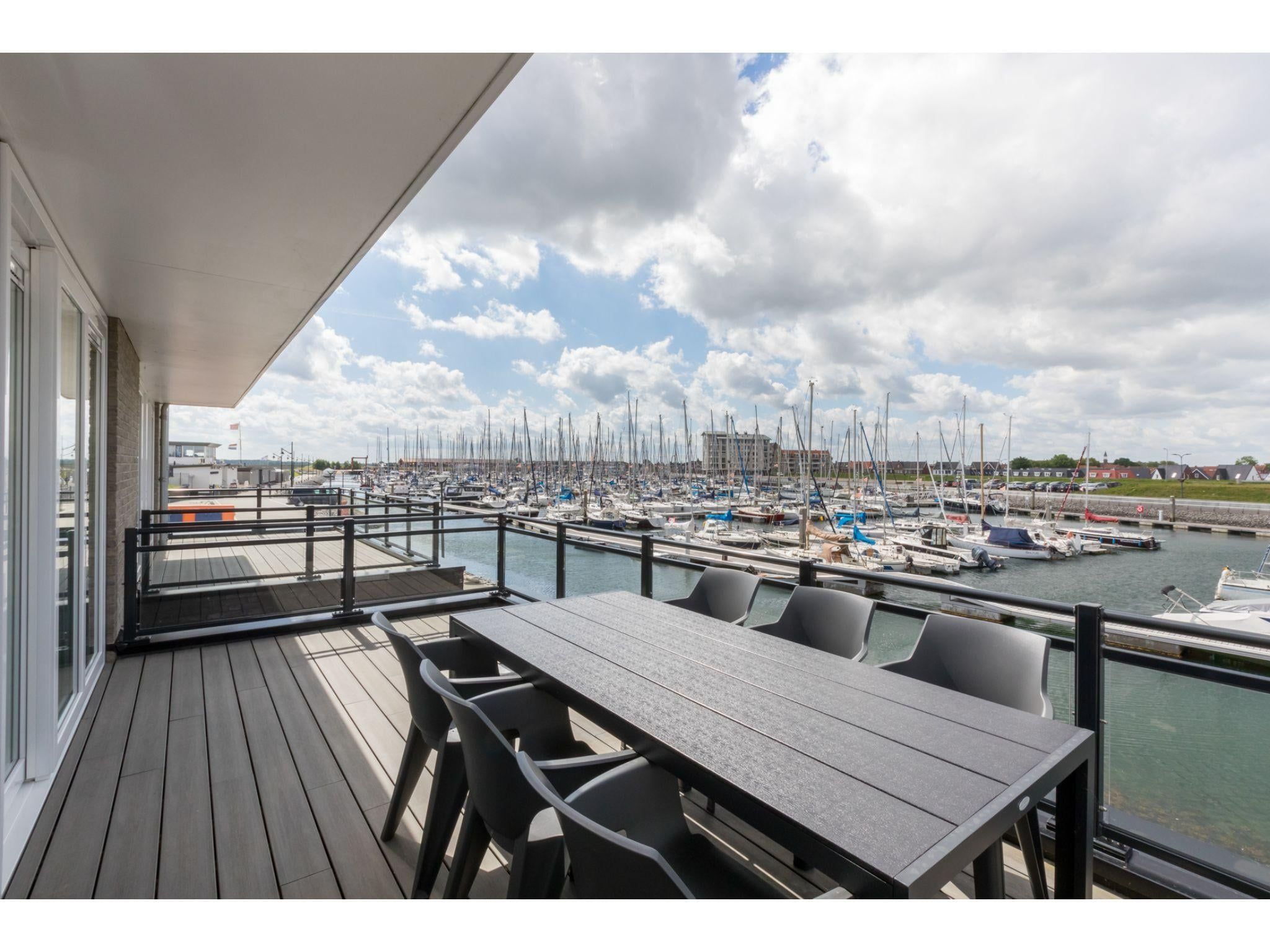 Het terras van Havenweg 8-18 in St. Annaland