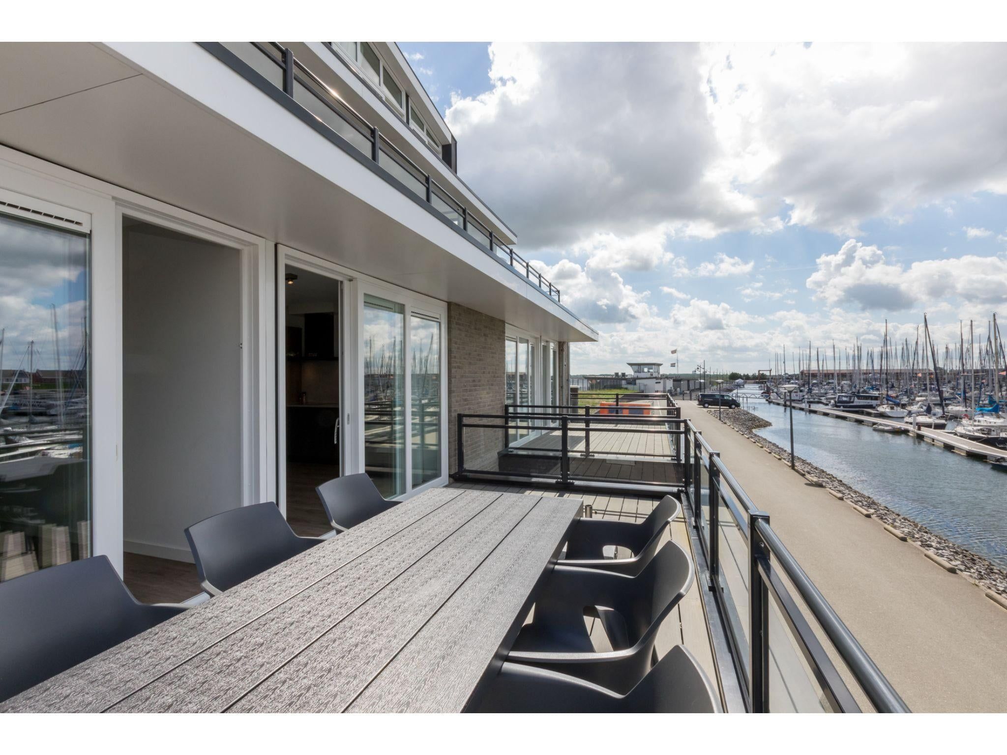 Het uitzicht vanaf Havenweg 8-18 in St. Annaland