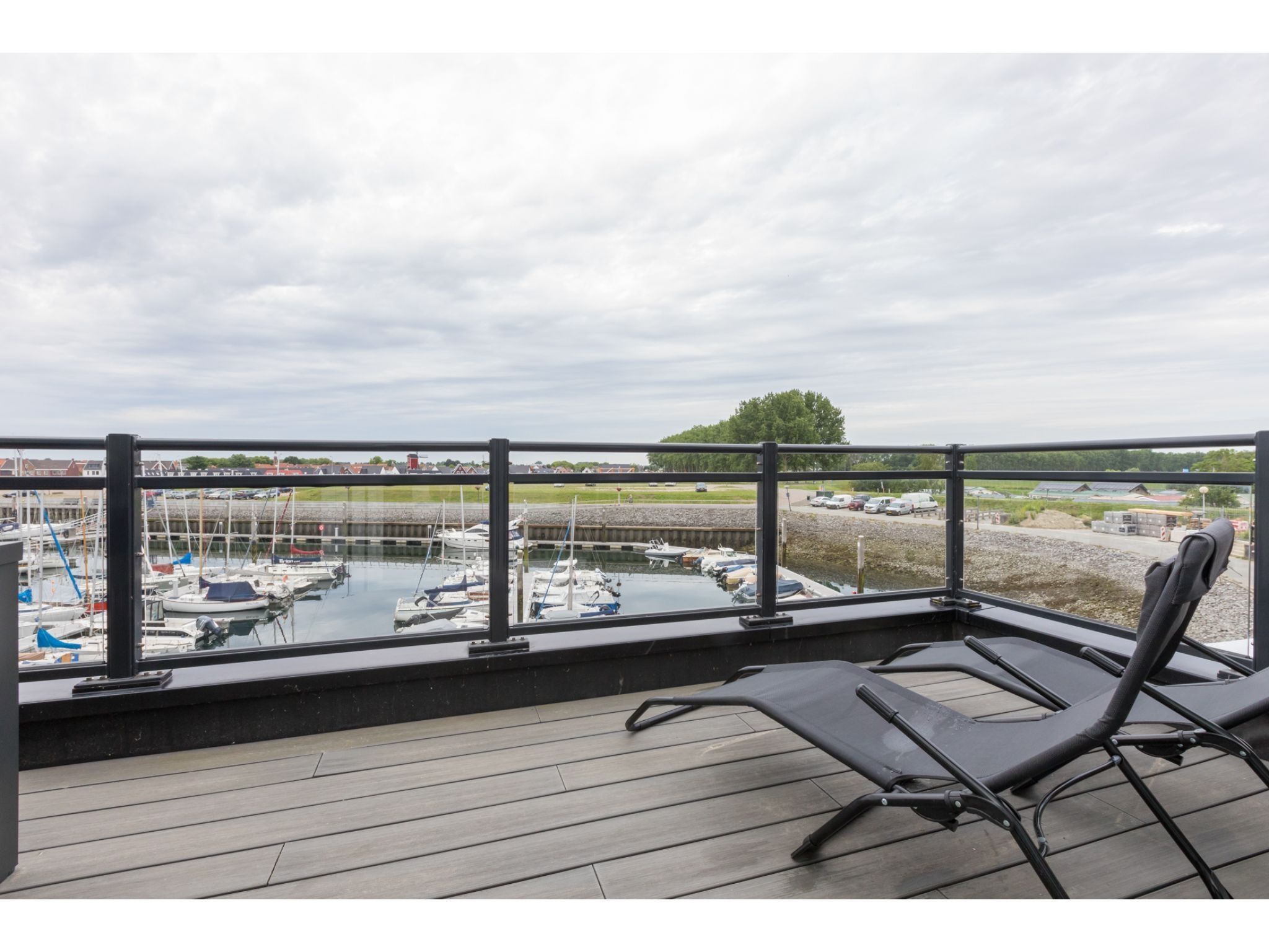 Het terras van Havenweg 8-22 in St. Annaland