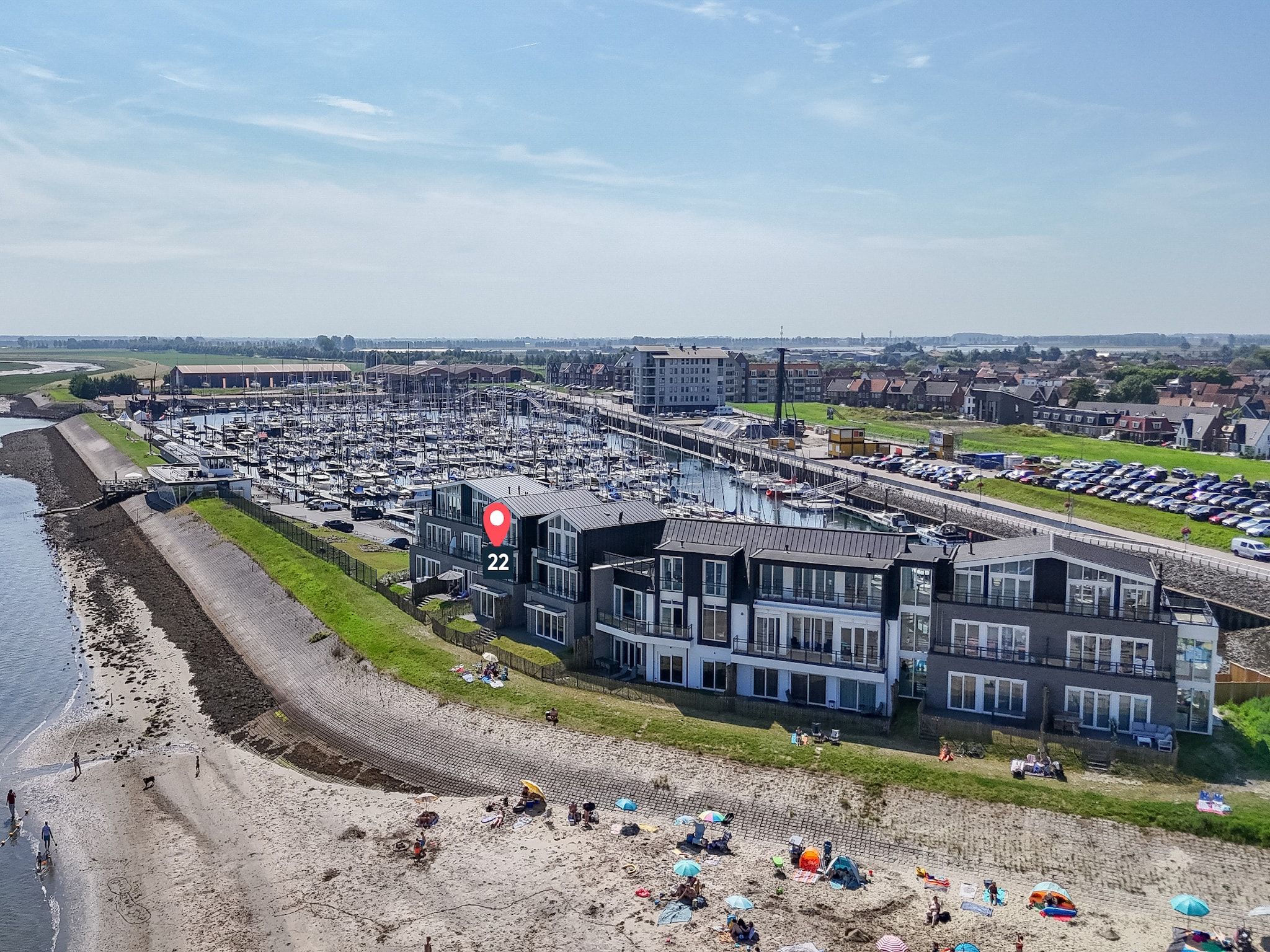 De buitenkant van Havenweg 8-22 in St. Annaland