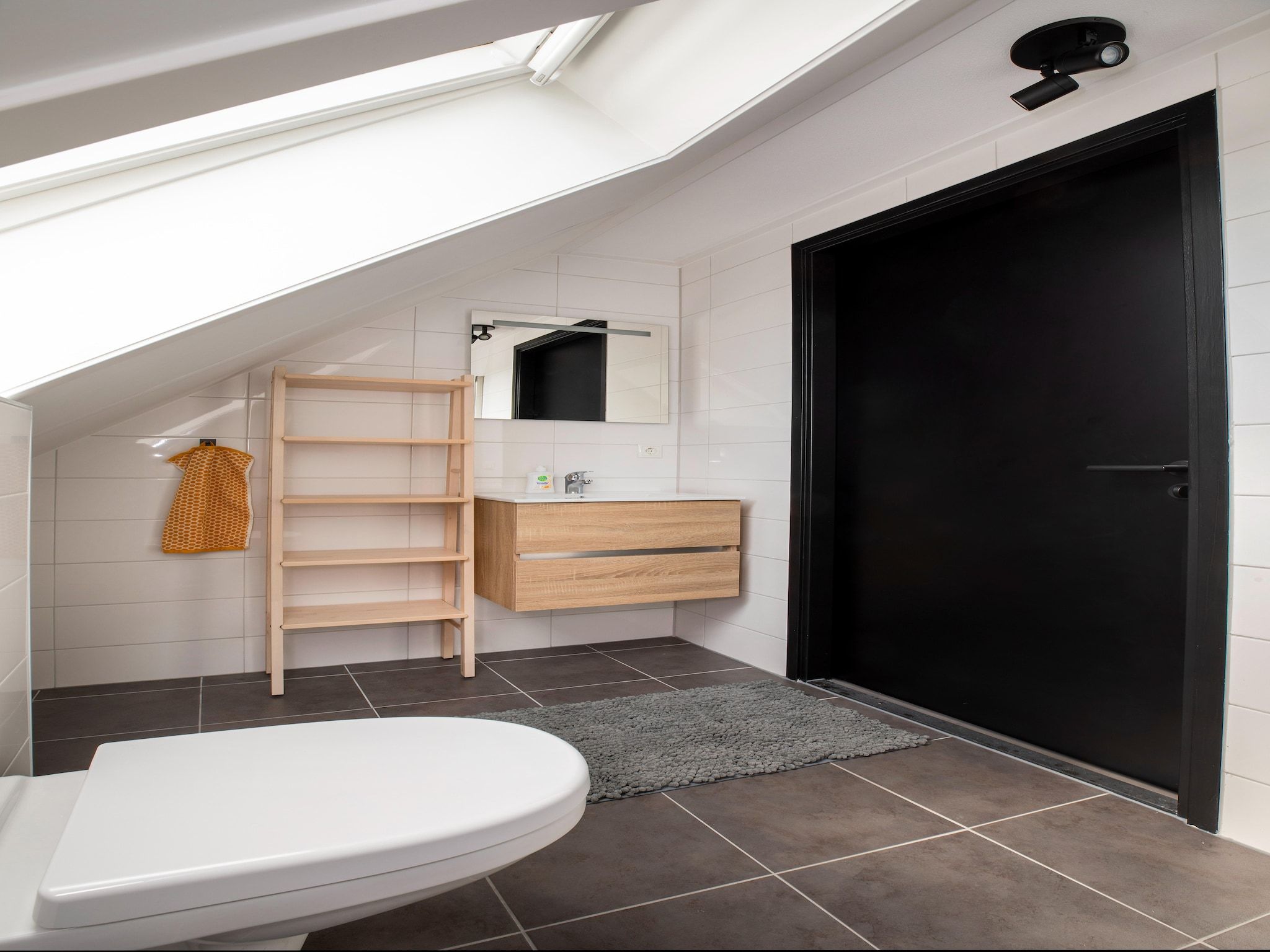 De badkamer van Landgoed Eysinga State 5 in Sint Nicolaasga