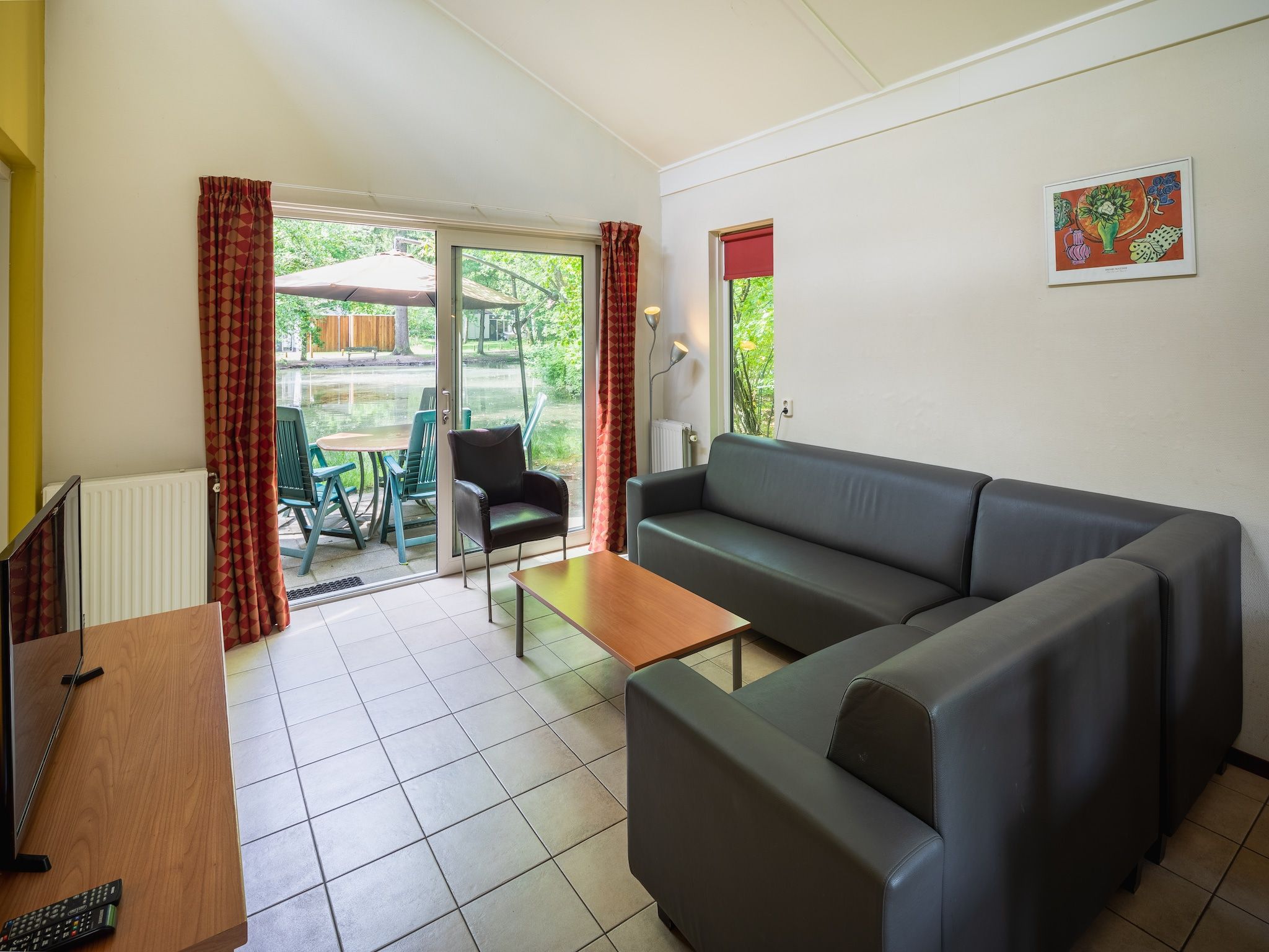 De woonkamer van Vakantiepark de Berkenhorst 12 in Kootwijk