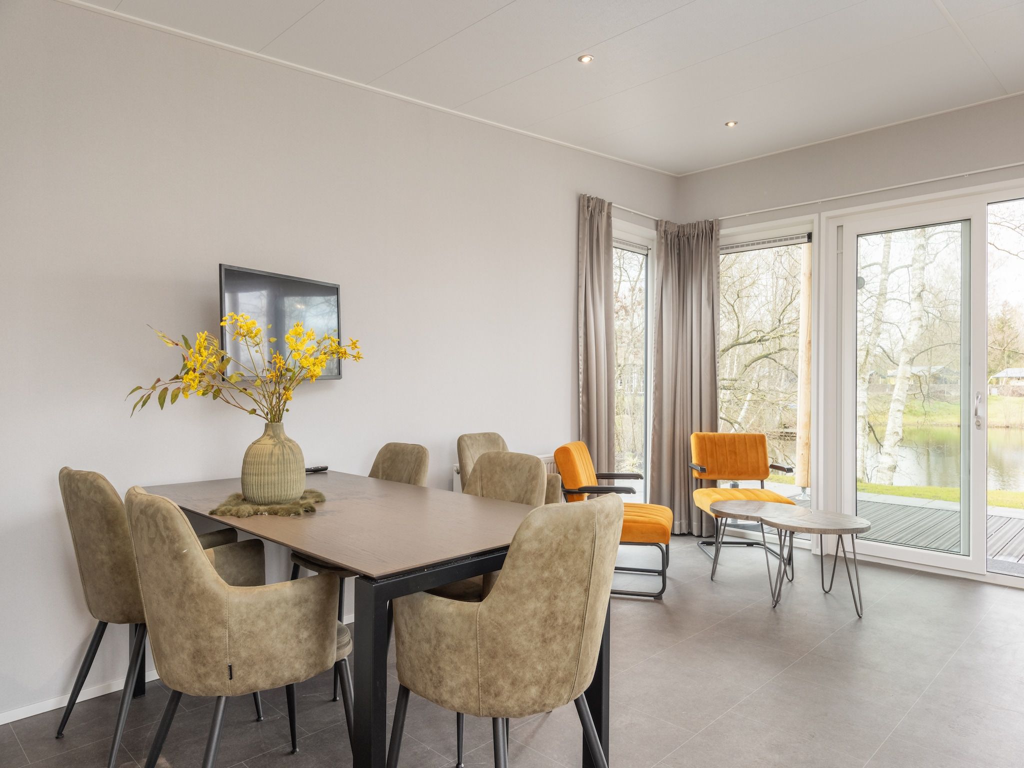 De woonkamer van Recreatiepark Tolplas 20 in Hoge Hexel