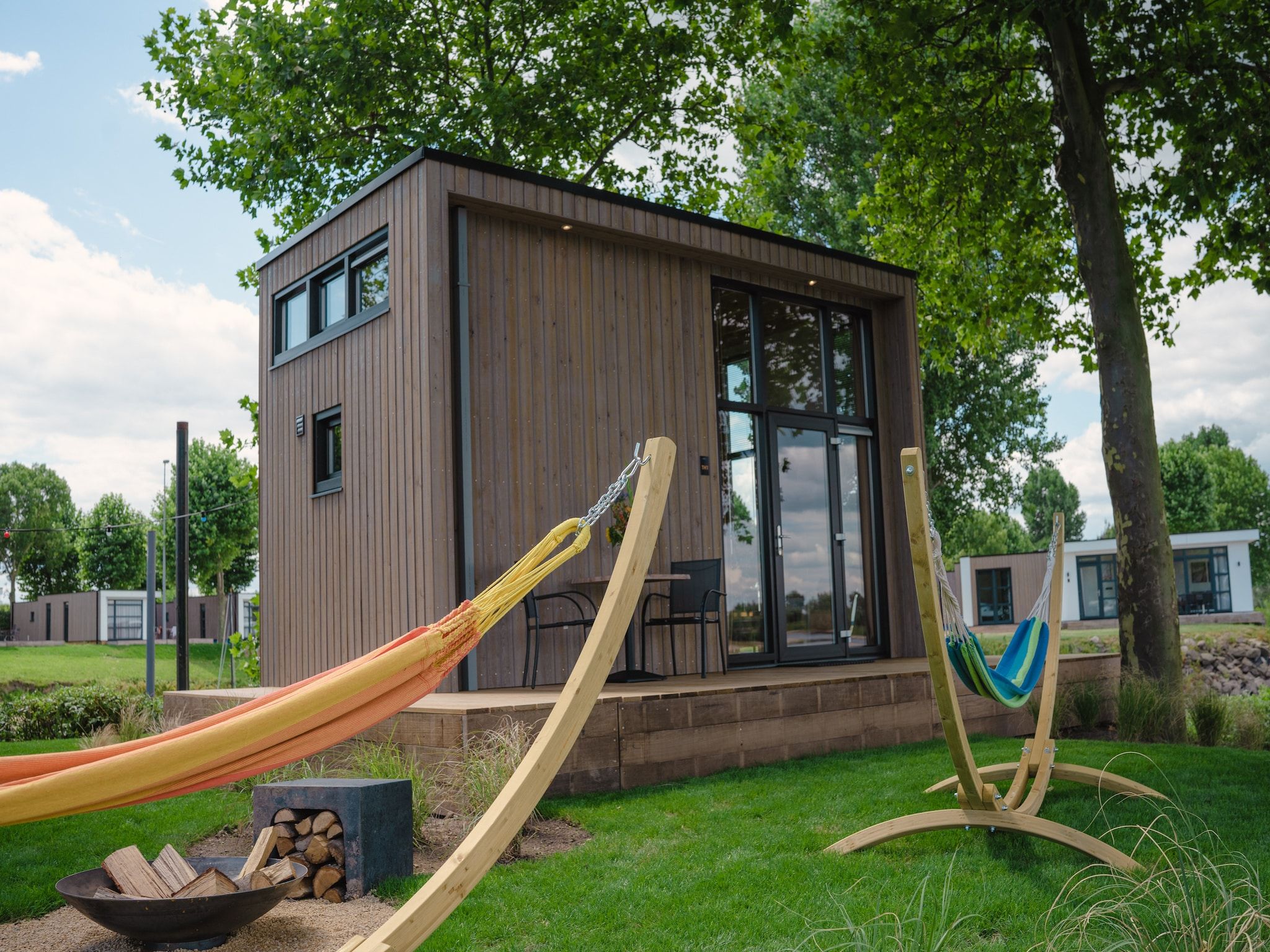 De tuin van MarinaPark Bad Nederrijn 4 in Maurik