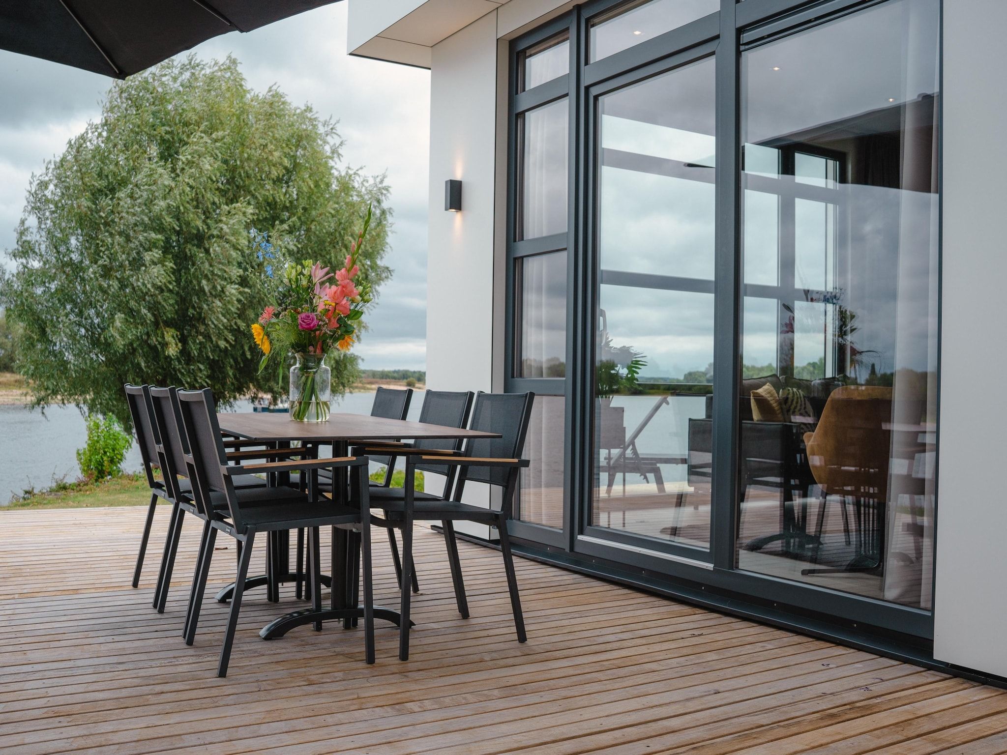 Het terras van MarinaPark Bad Nederrijn 5 in Maurik