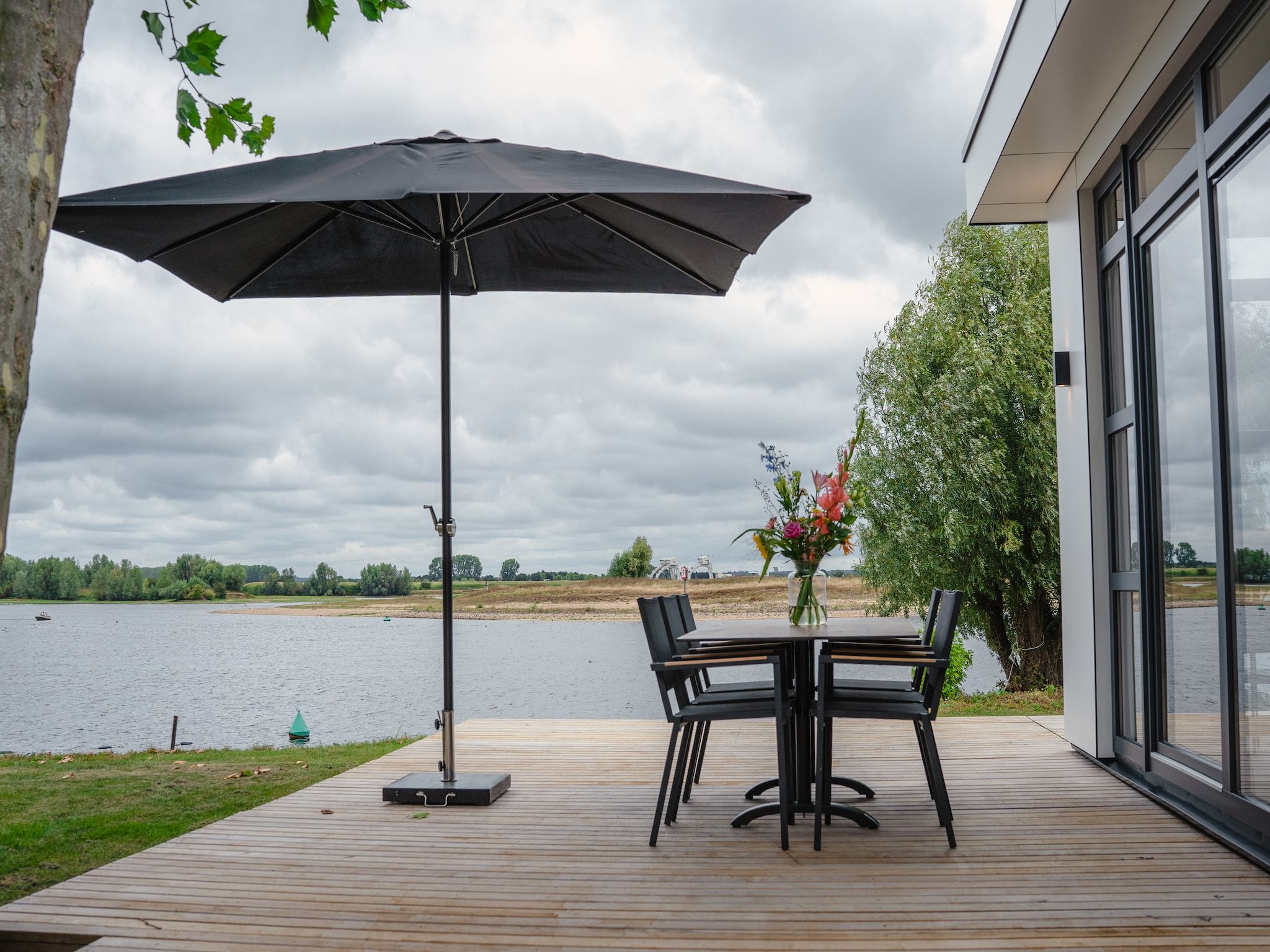 Het terras van MarinaPark Bad Nederrijn 5 in Maurik