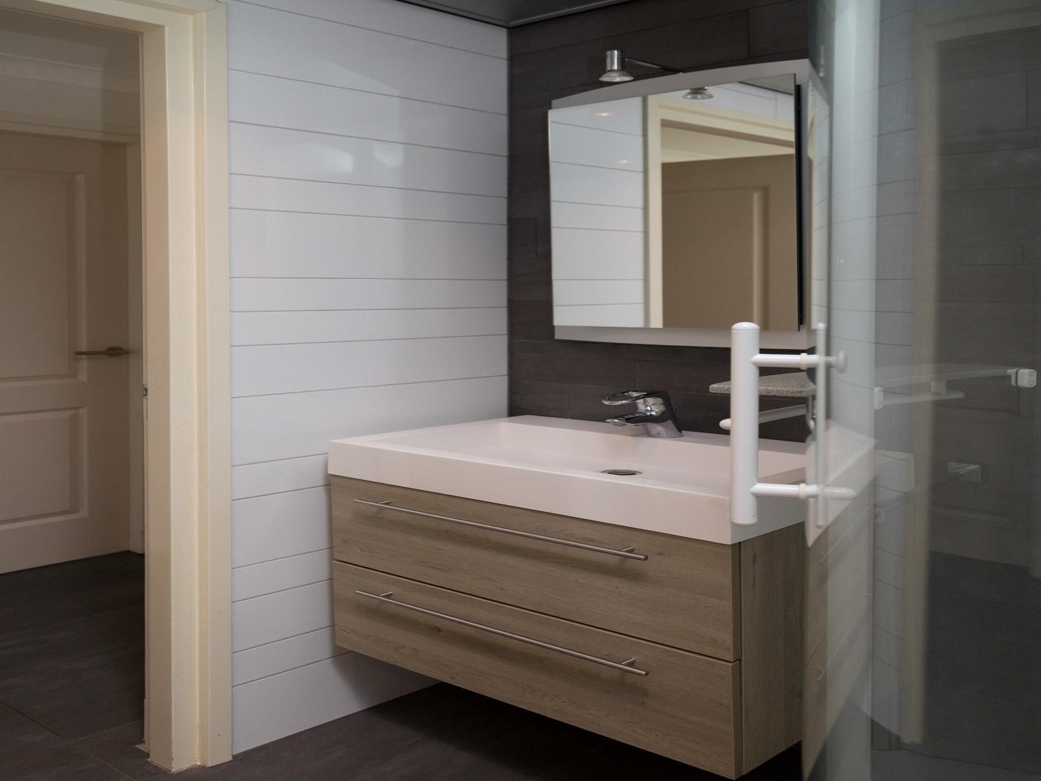 De badkamer van Strandwoning Baarland in Zeeland in Baarland