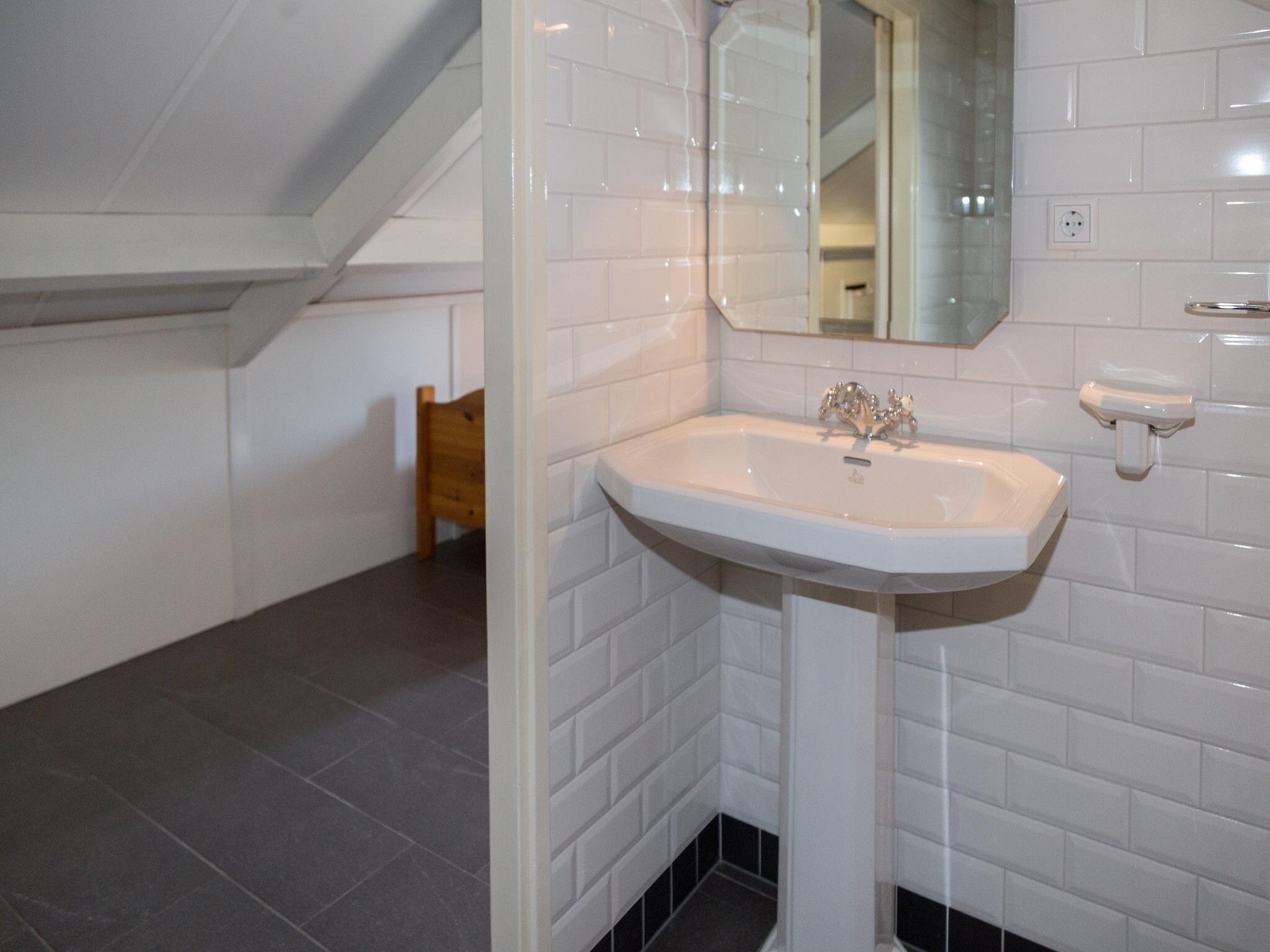 De badkamer van Strandwoning Baarland in Zeeland in Baarland