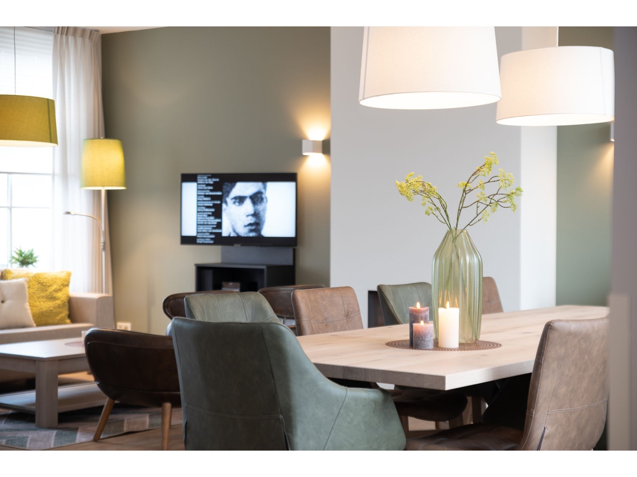 De eetkamer van 8 persoons vrijstaand met jacuzzi in Colijnsplaat