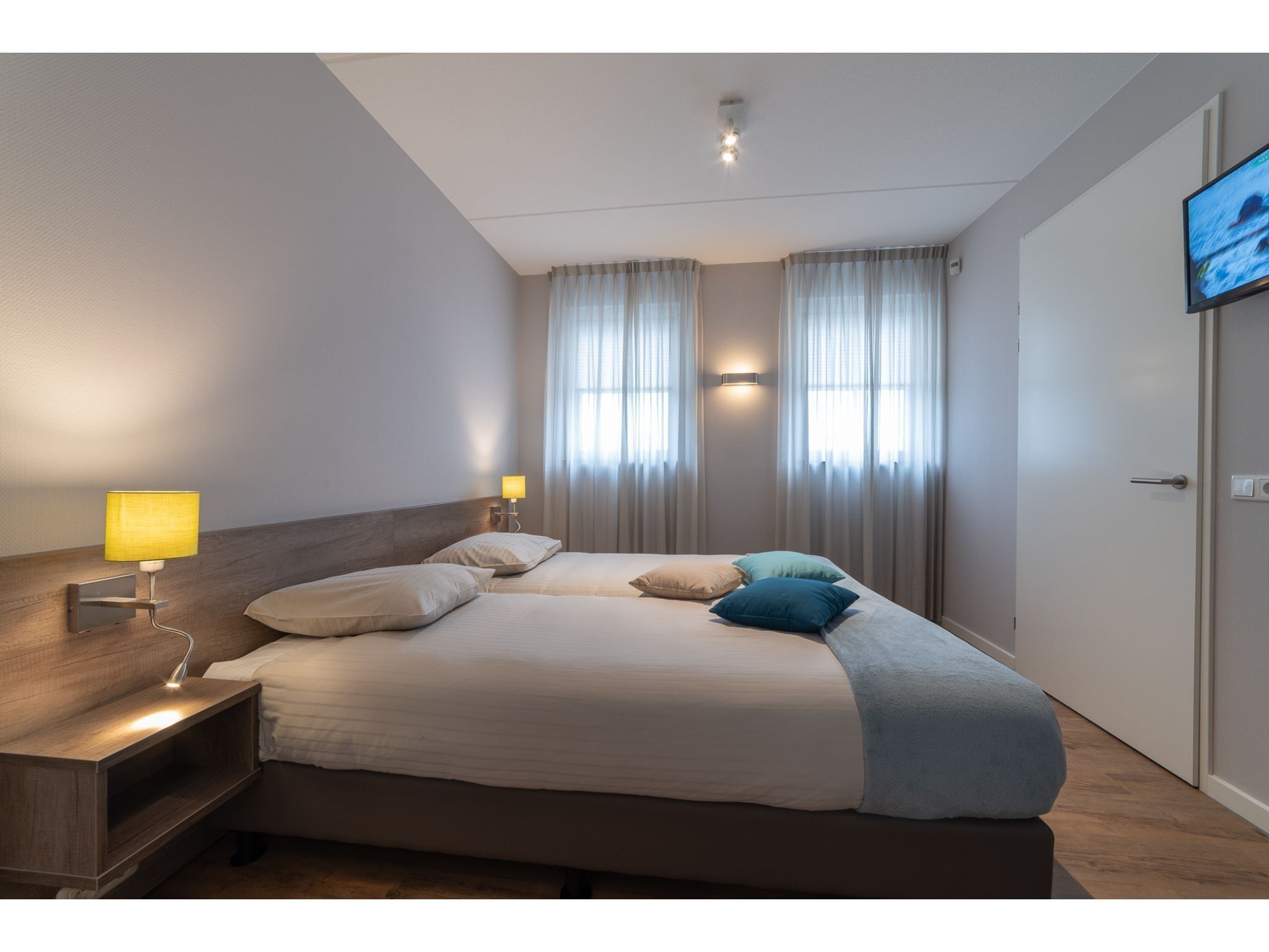 Een slaapkamer van 8 persoons vrijstaand met jacuzzi in Colijnsplaat