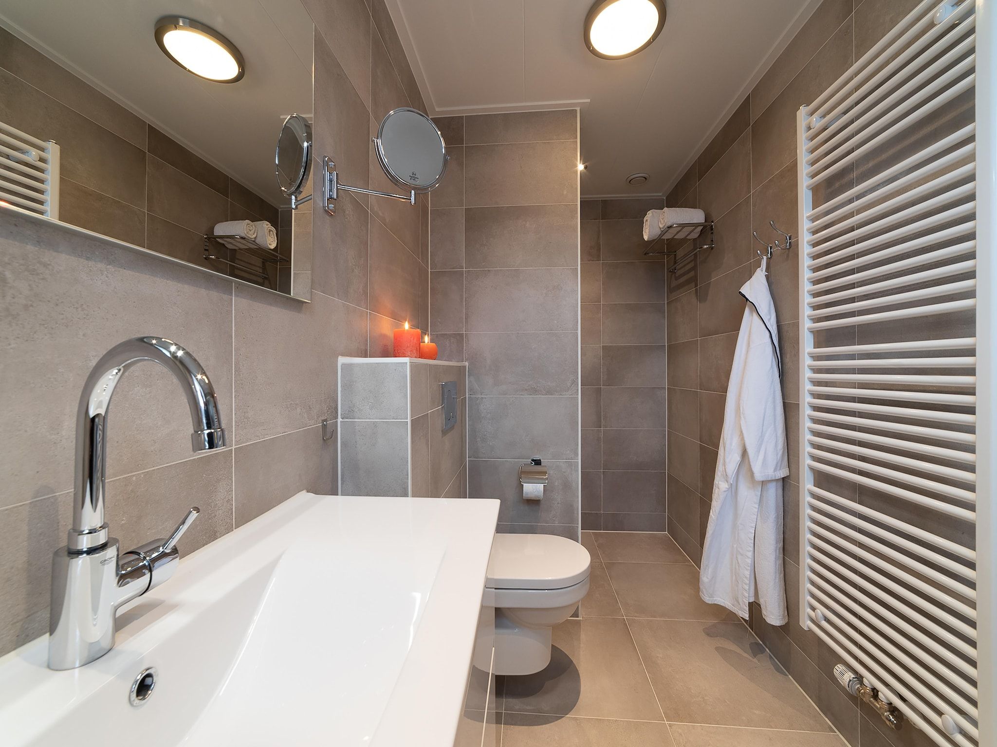 De badkamer van 6 persoons vrijstaand met sauna - 2 in Colijnsplaat